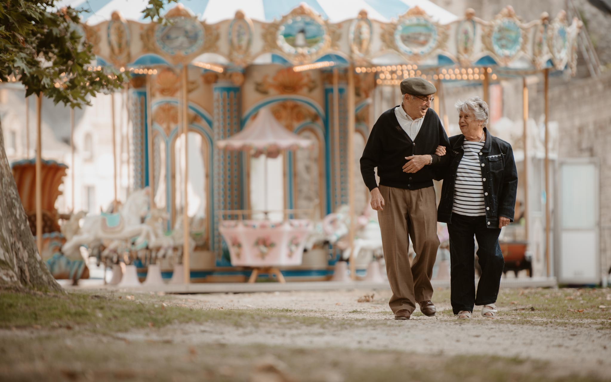 Séance photo lifestyle de grands-parents à Guérande et dans les marais salants par Geoffrey Arnoldy photographe