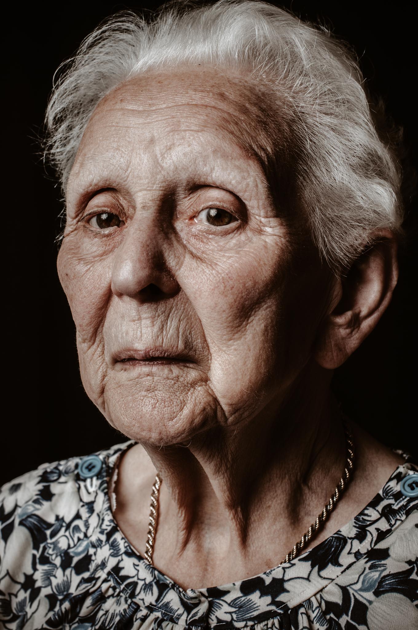 Séance portrait studio à domicile d’une personne âgée par Geoffrey Arnoldy photographe