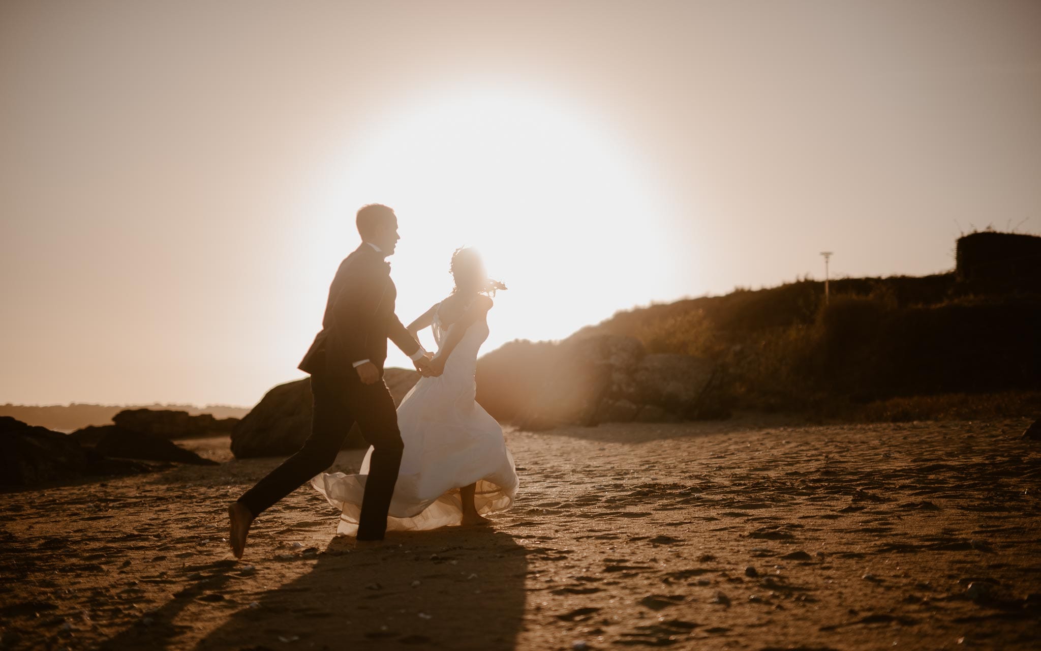 photo d’une séance couple day-after poétique & romantique sur la plage au bord de l’océan à Saint Nazaire par Geoffrey Arnoldy photographe