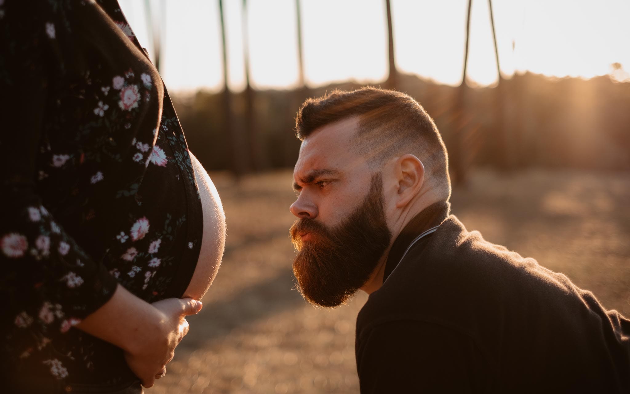 Séance photo de grossesse et futurs parents en extérieur, à l’ambiance poétique et humoristique, en forêt près de la Baule par Geoffrey Arnoldy photographe