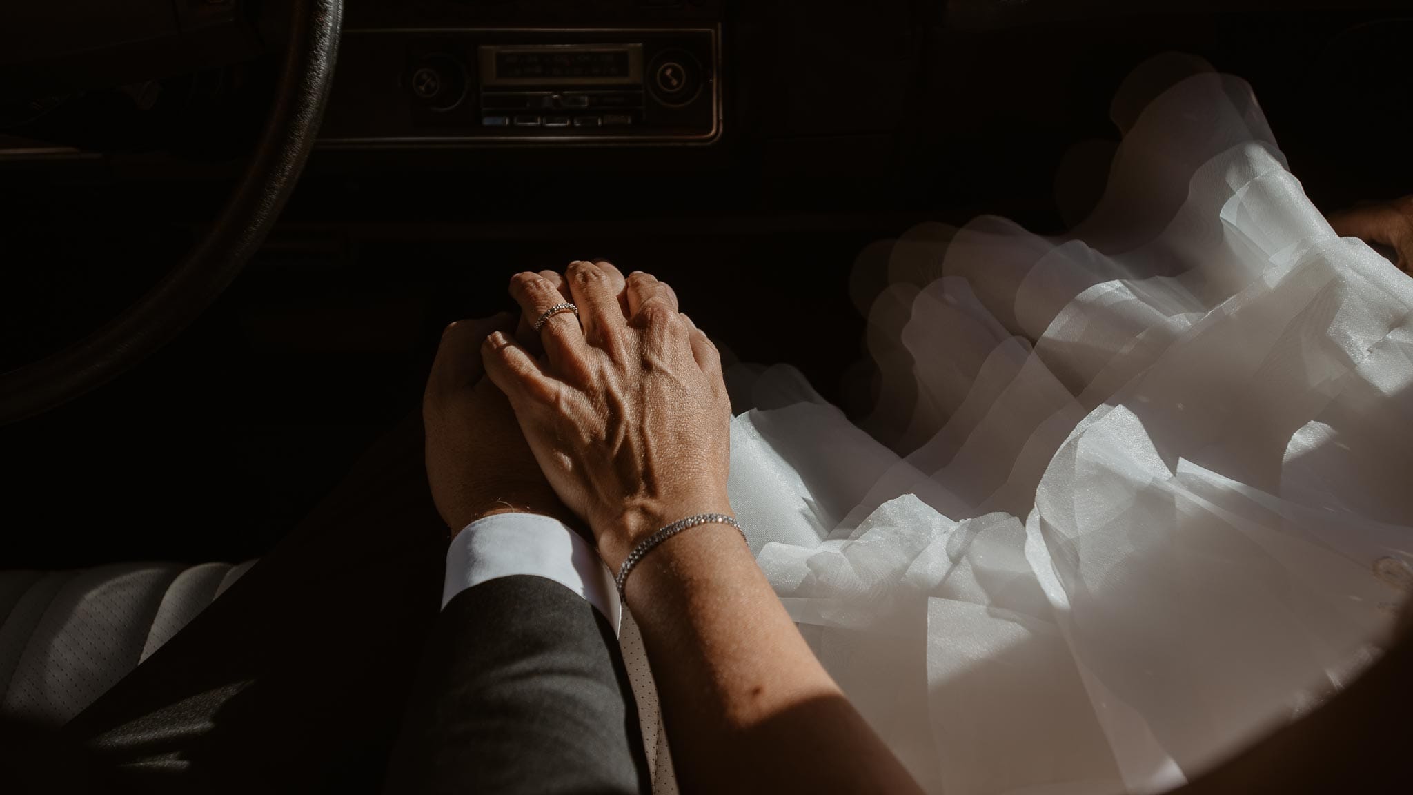 Séance couple après mariage mise en scène avec voiture américaine de collection dans une friche industrielle aux alentours de Nantes par Geoffrey Arnoldy photographe