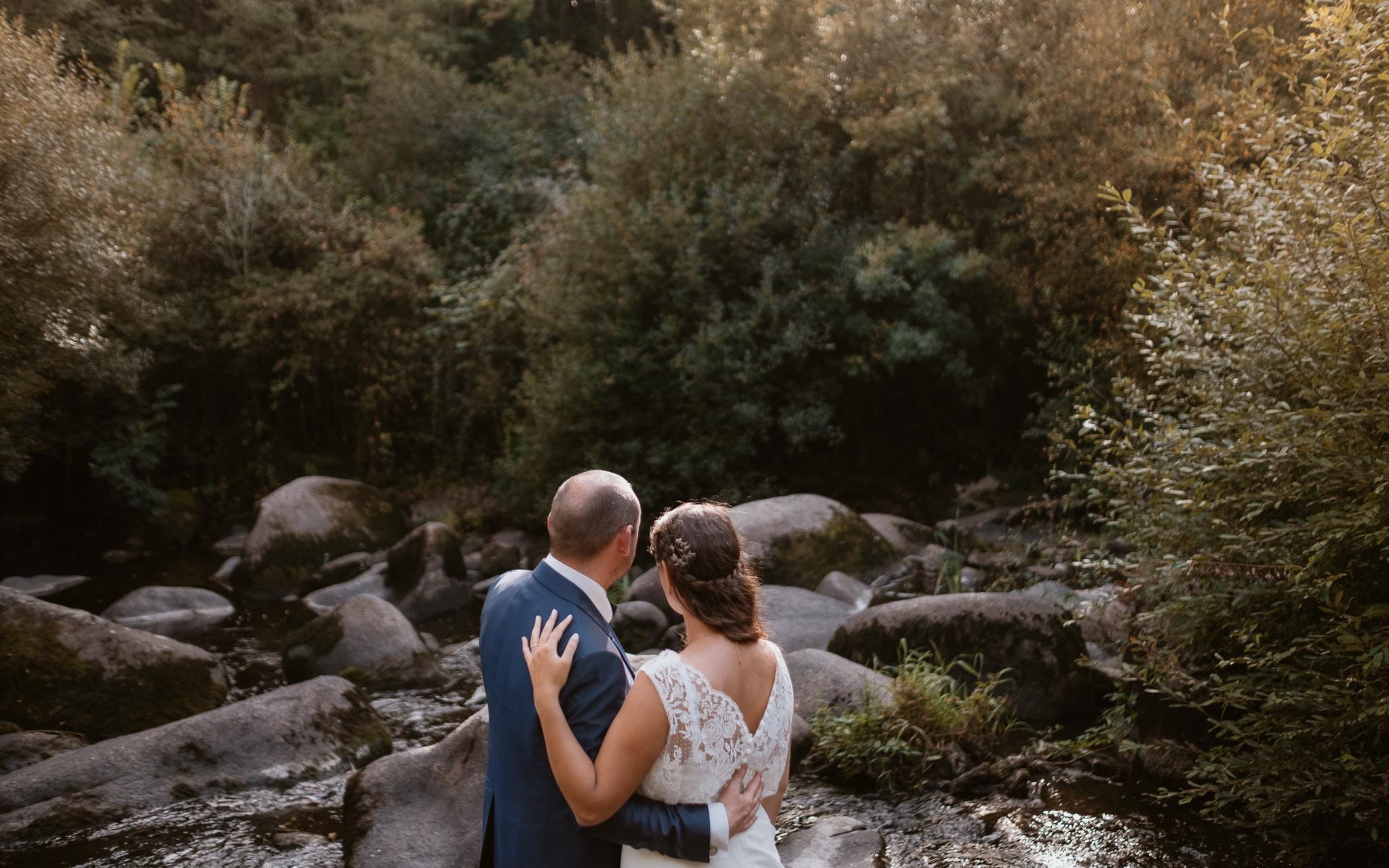 Séance couple après mariage naturelle et romantique près d’une rivière dans une vallée de roches en Vendée par Geoffrey Arnoldy photographe