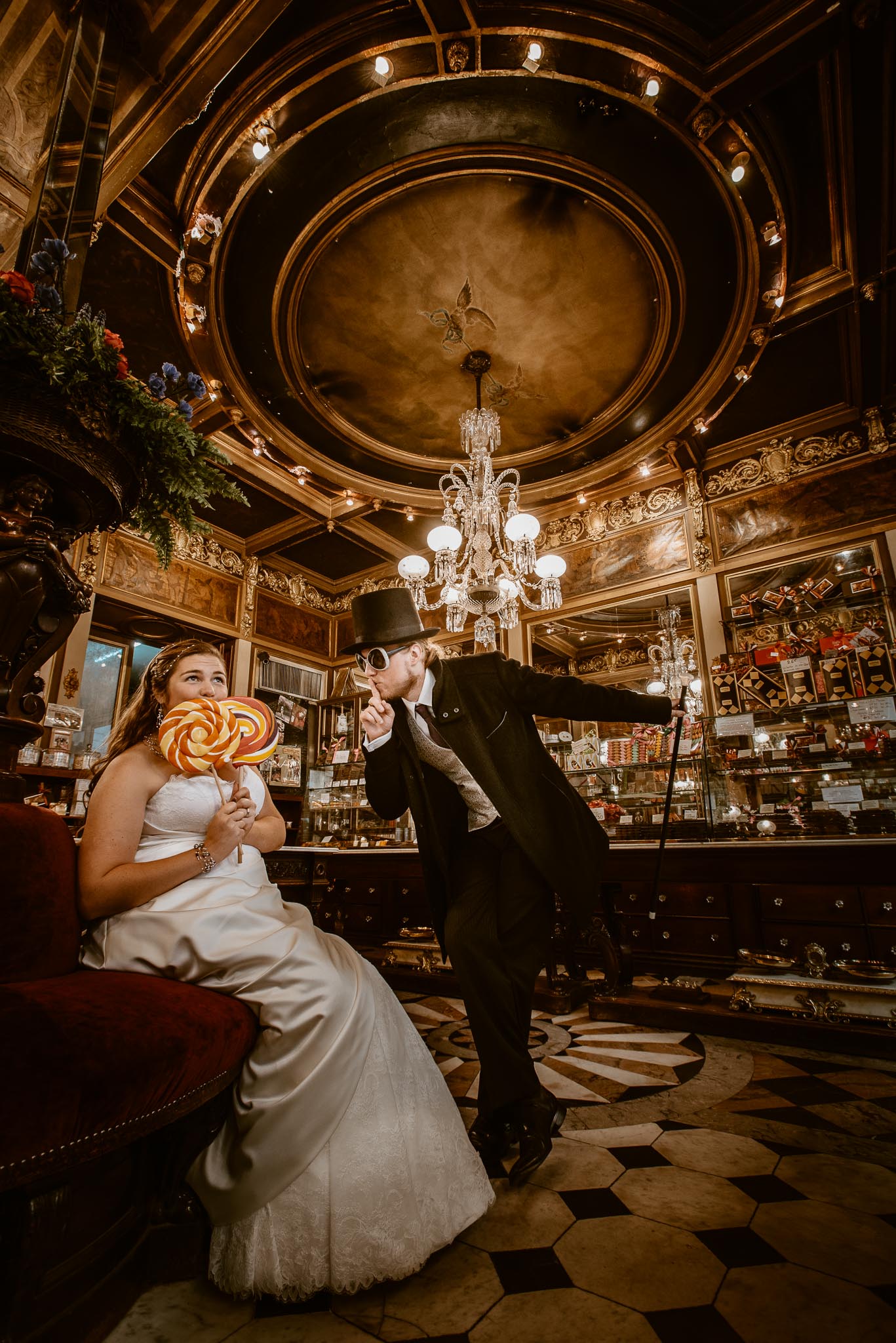 Séance couple après mariage inspirée de Charlie et la Chocolaterie de Tim Burton chez Debotté à Nantes par Geoffrey Arnoldy photographe