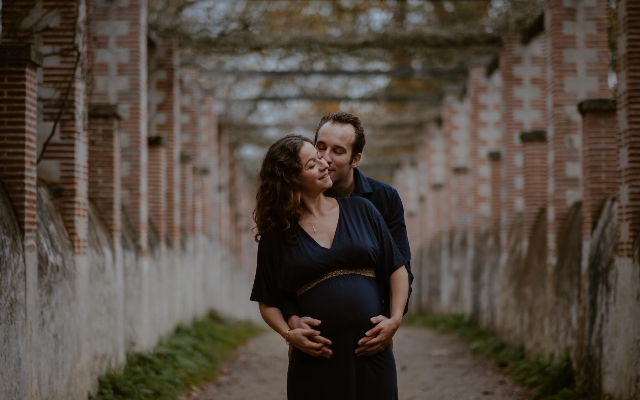 Séance photo de grossesse et futurs parents en extérieur, à l’ambiance poétique, en forêt près de Clisson par Geoffrey Arnoldy photographe