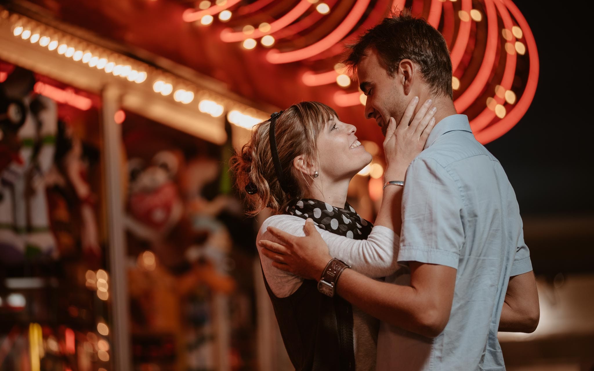 shooting photo d’un couple à la fête foraine de Nantes par Geoffrey Arnoldy photographe