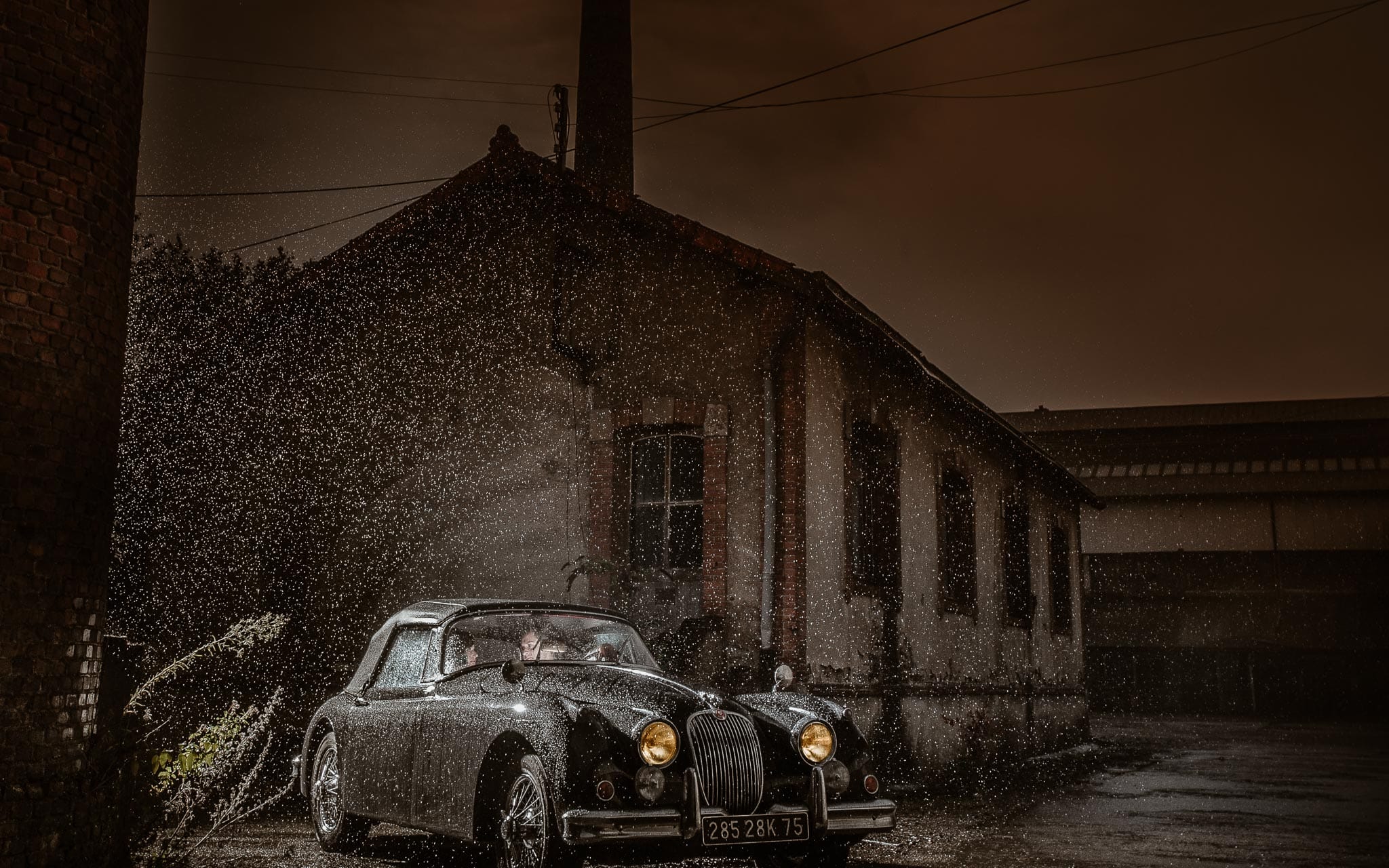 photo d’une séance de couple cinématographique avec une Jaguar ancienne de collection à Nantes par Geoffrey Arnoldy photographe