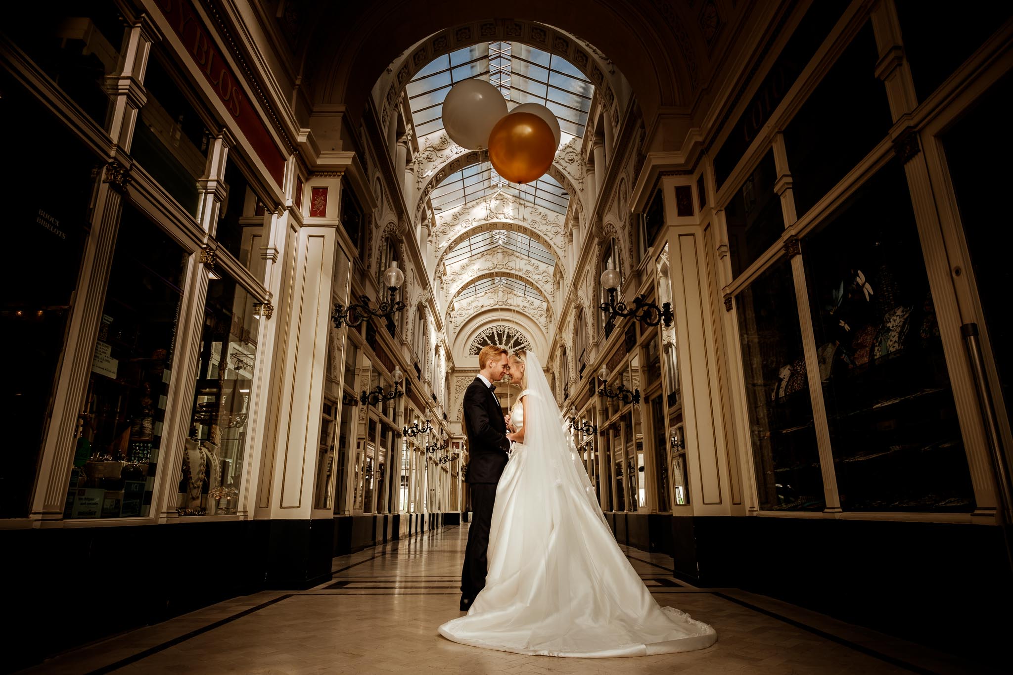 photo d’une séance de couple day-after romantique & onirique inspirée des univers de la mode et de la littérature au Passage Pommeraye à Nantes par Geoffrey Arnoldy photographe