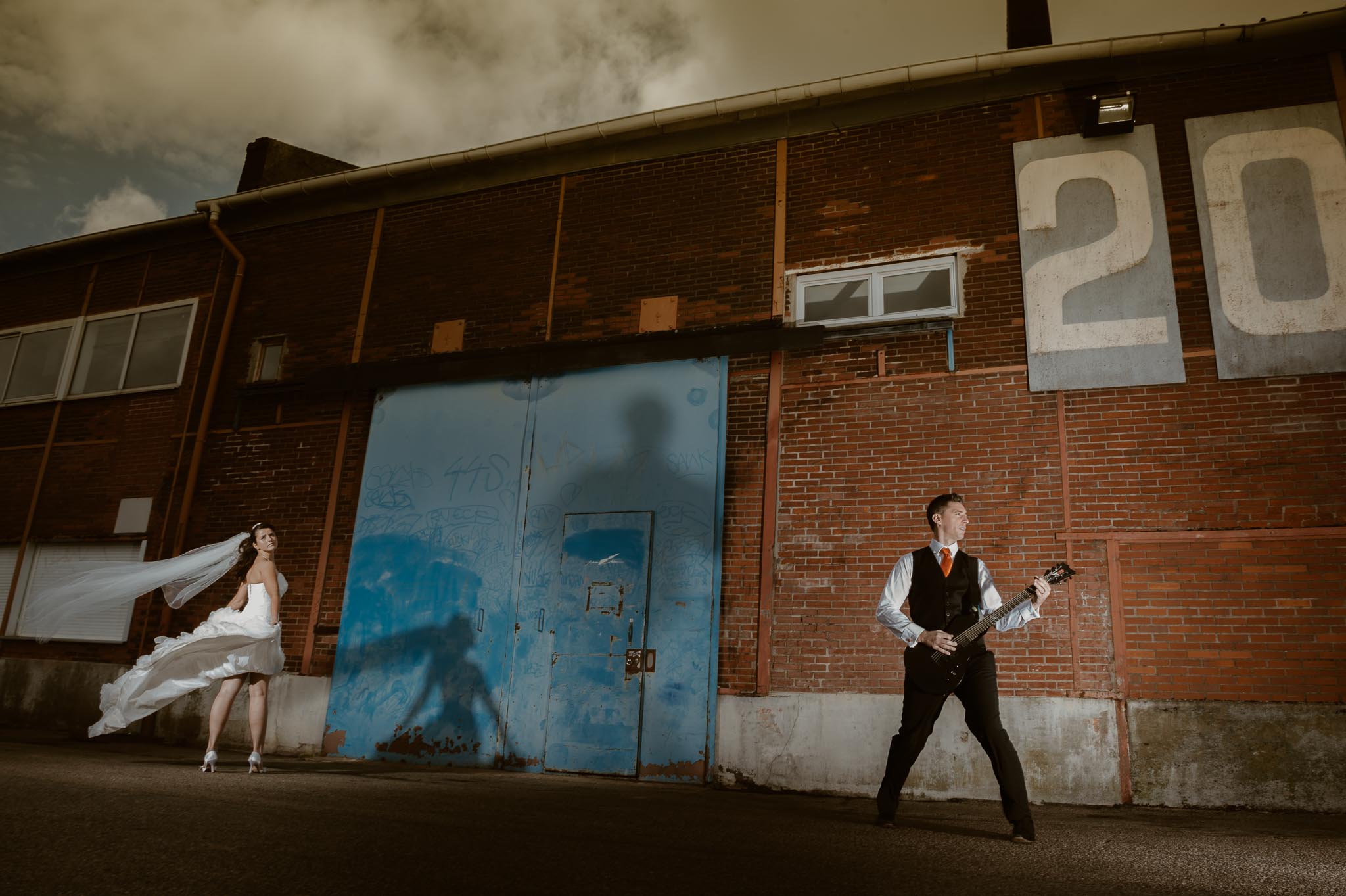 Séance couple après mariage graphique & poétique dans une ambiance industrielle près de Nantes par Geoffrey Arnoldy photographe