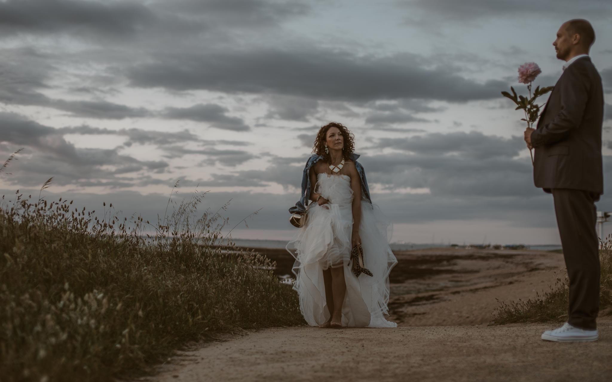 Séance couple après mariage chic & bohème sur la plage au bord de l’Océan près de la Baule par Geoffrey Arnoldy photographe