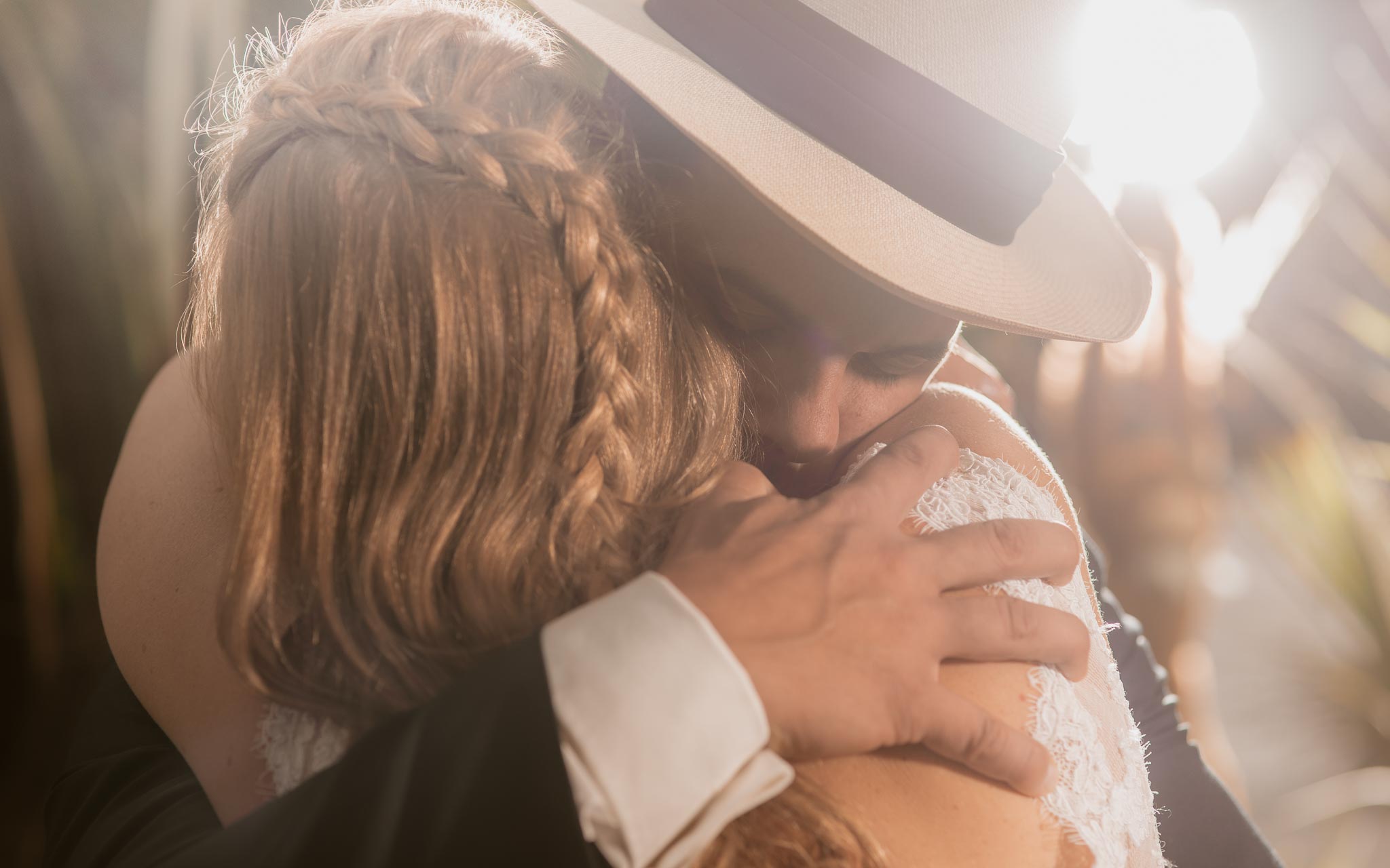 photo d’une séance couple après mariage mise en scène poétique & romantique sur le thème du voyage sous les nefs à Nantes par Geoffrey Arnoldy photographe