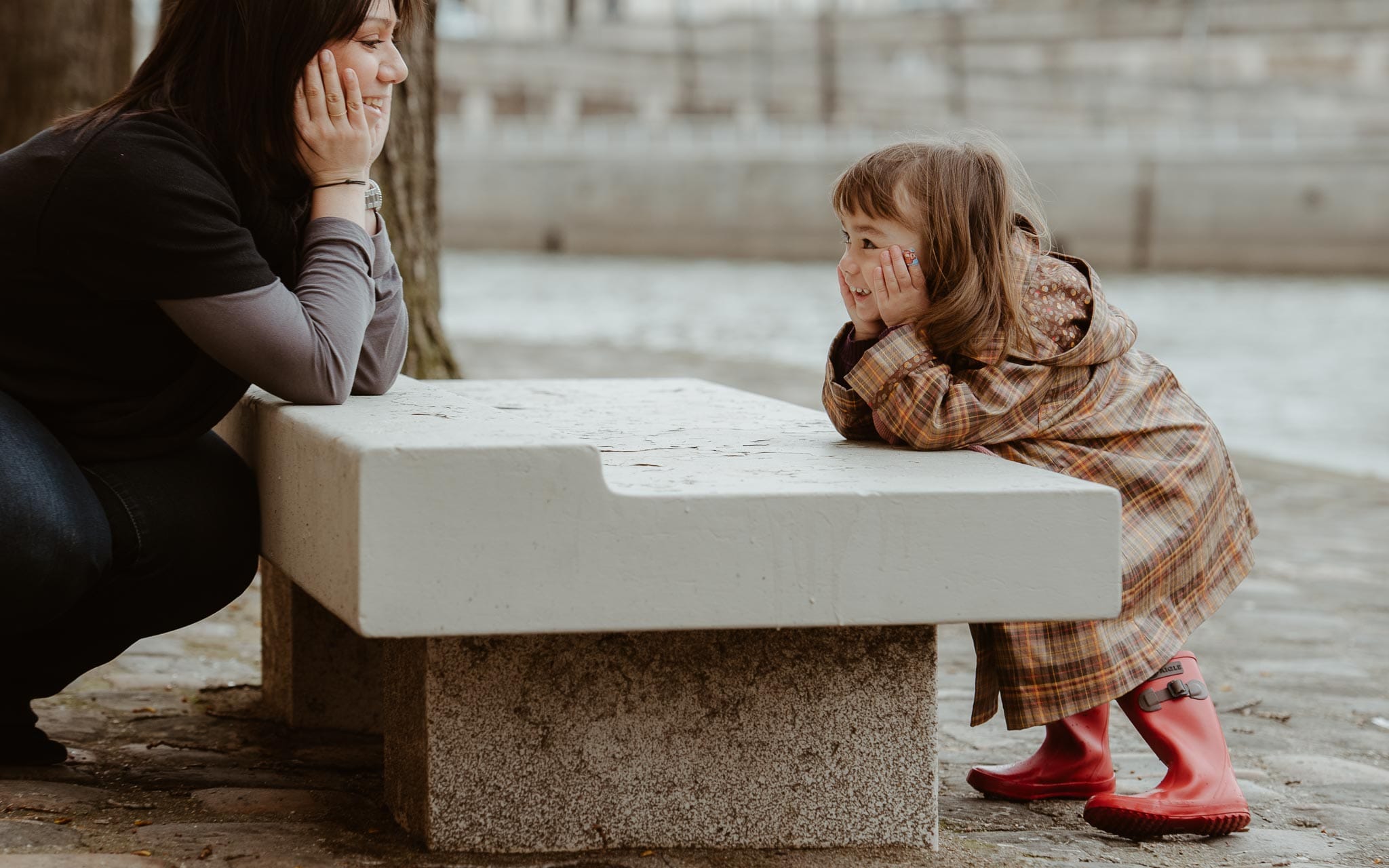 Séance photo de famille parents enfant en extérieur, à l’ambiance poétique et intemporelle en hiver à Paris par Geoffrey Arnoldy photographe