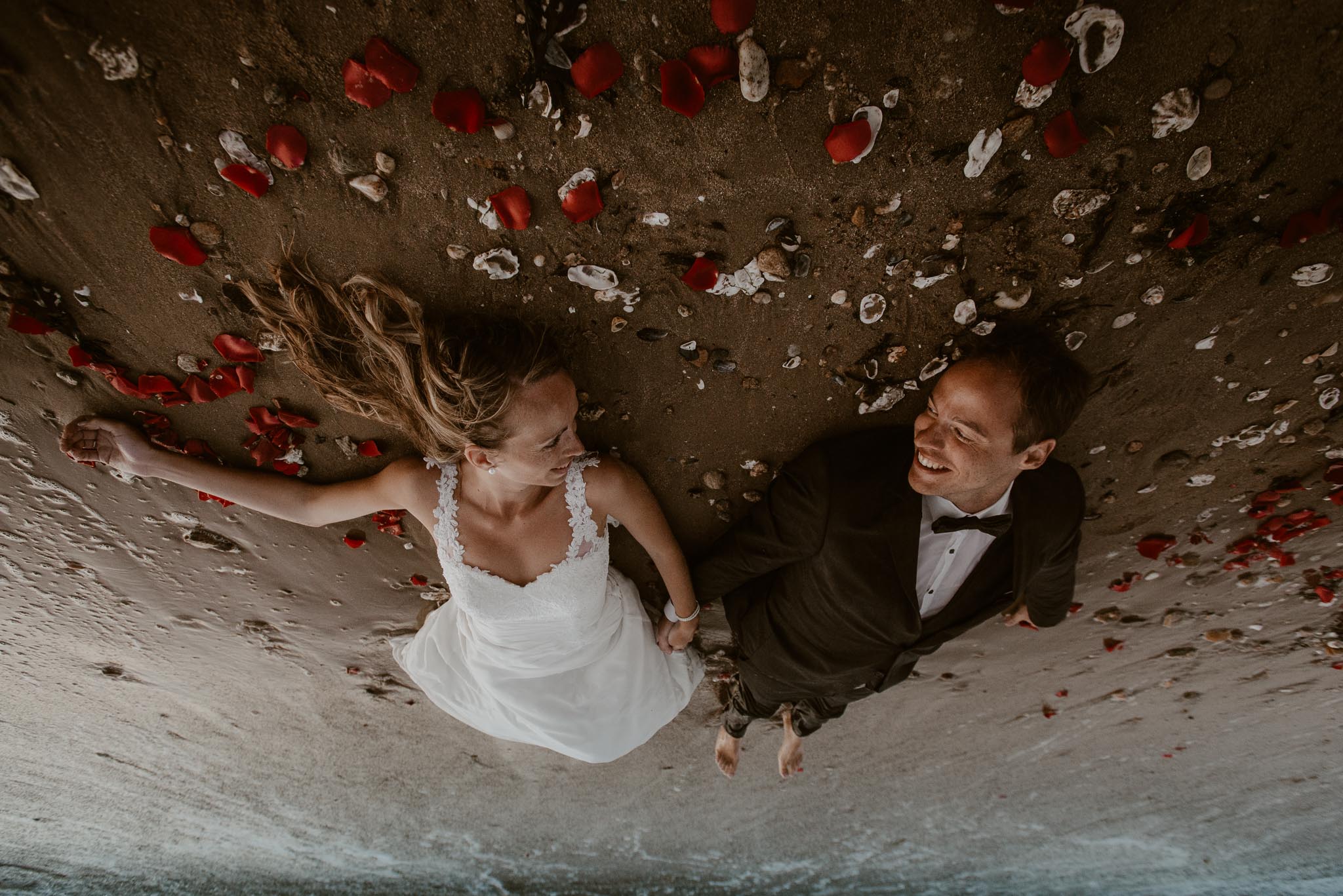 photo d’une séance couple day-after poétique & romantique sur la plage au bord de l’océan à Saint Nazaire par Geoffrey Arnoldy photographe