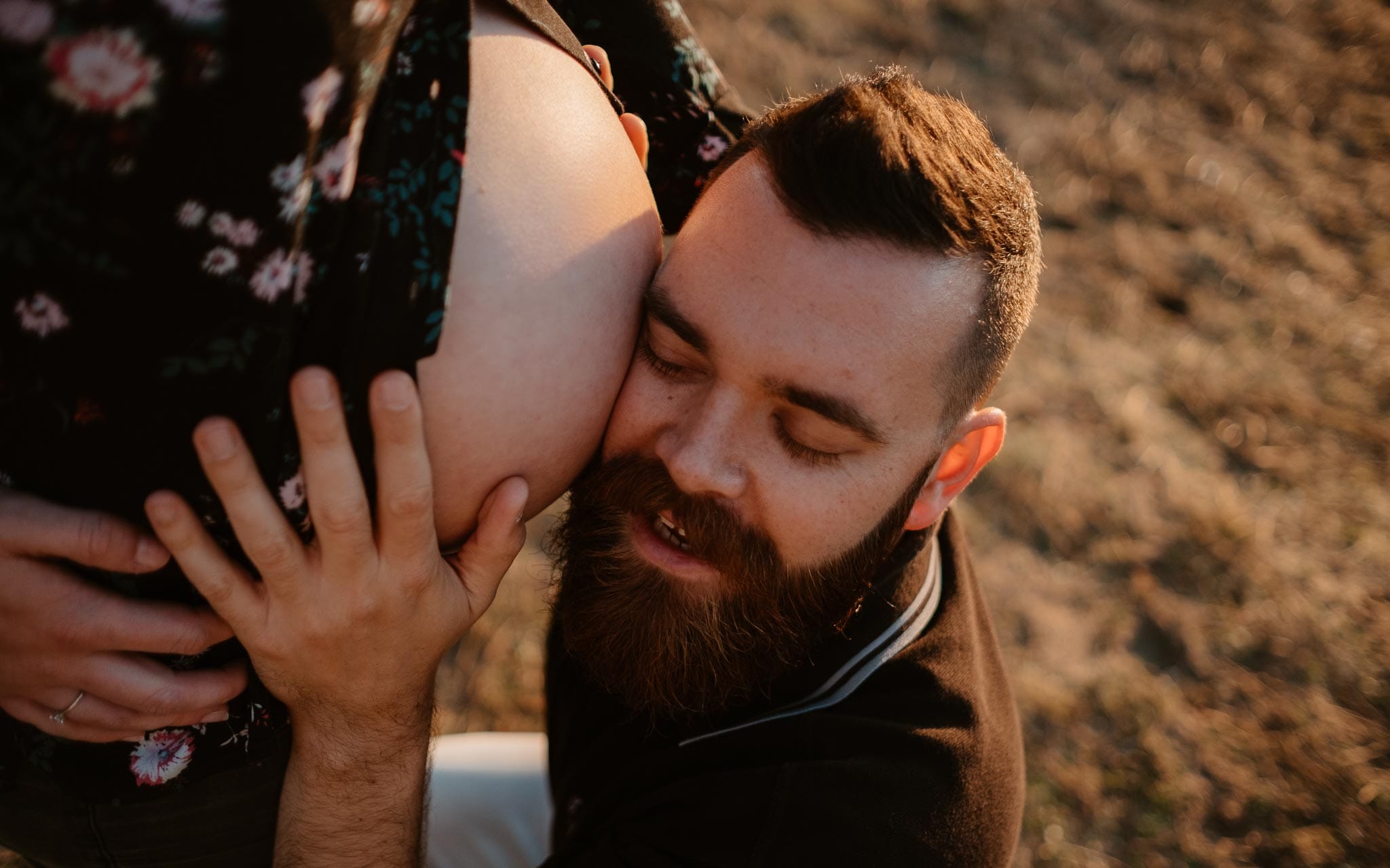 Séance photo de grossesse et futurs parents en extérieur, à l’ambiance poétique et humoristique, en forêt près de la Baule par Geoffrey Arnoldy photographe