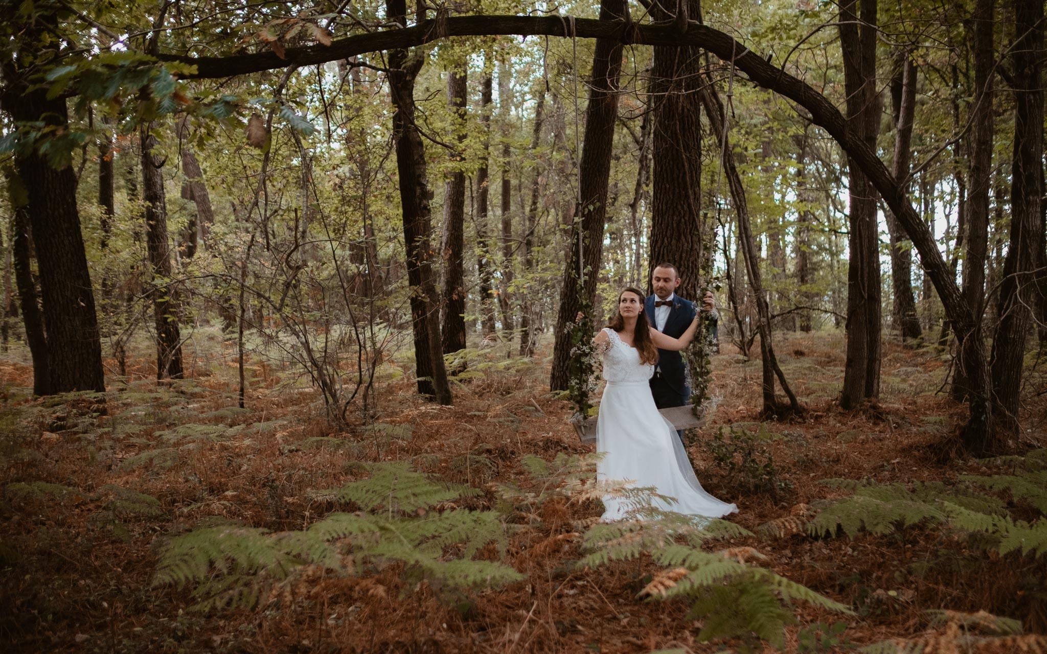 Séance couple après mariage naturelle et romantique dans une forêt en Vendée par Geoffrey Arnoldy photographe