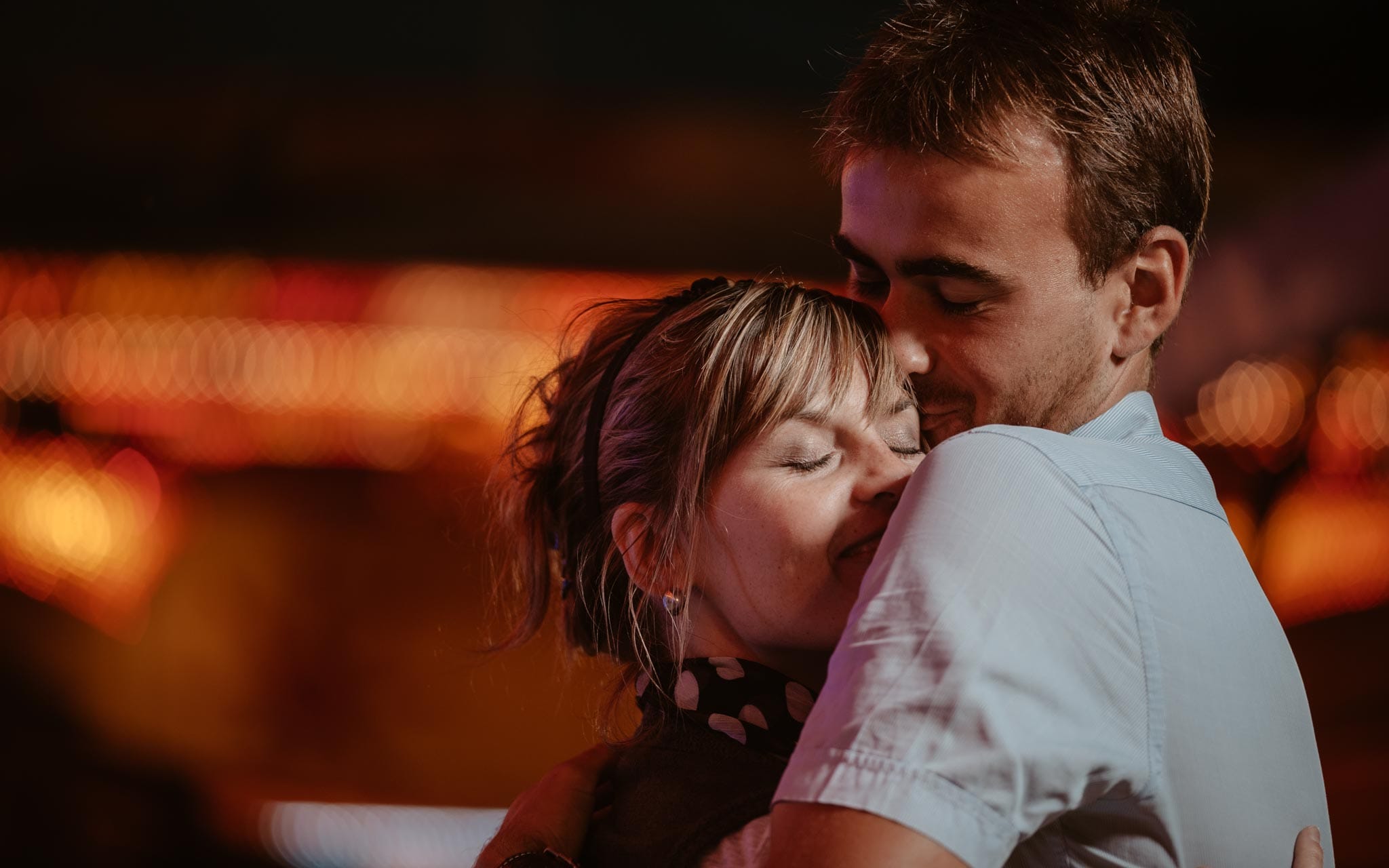 séance photo d’un couple d’amoureux à la fête foraine de Nantes par Geoffrey Arnoldy photographe