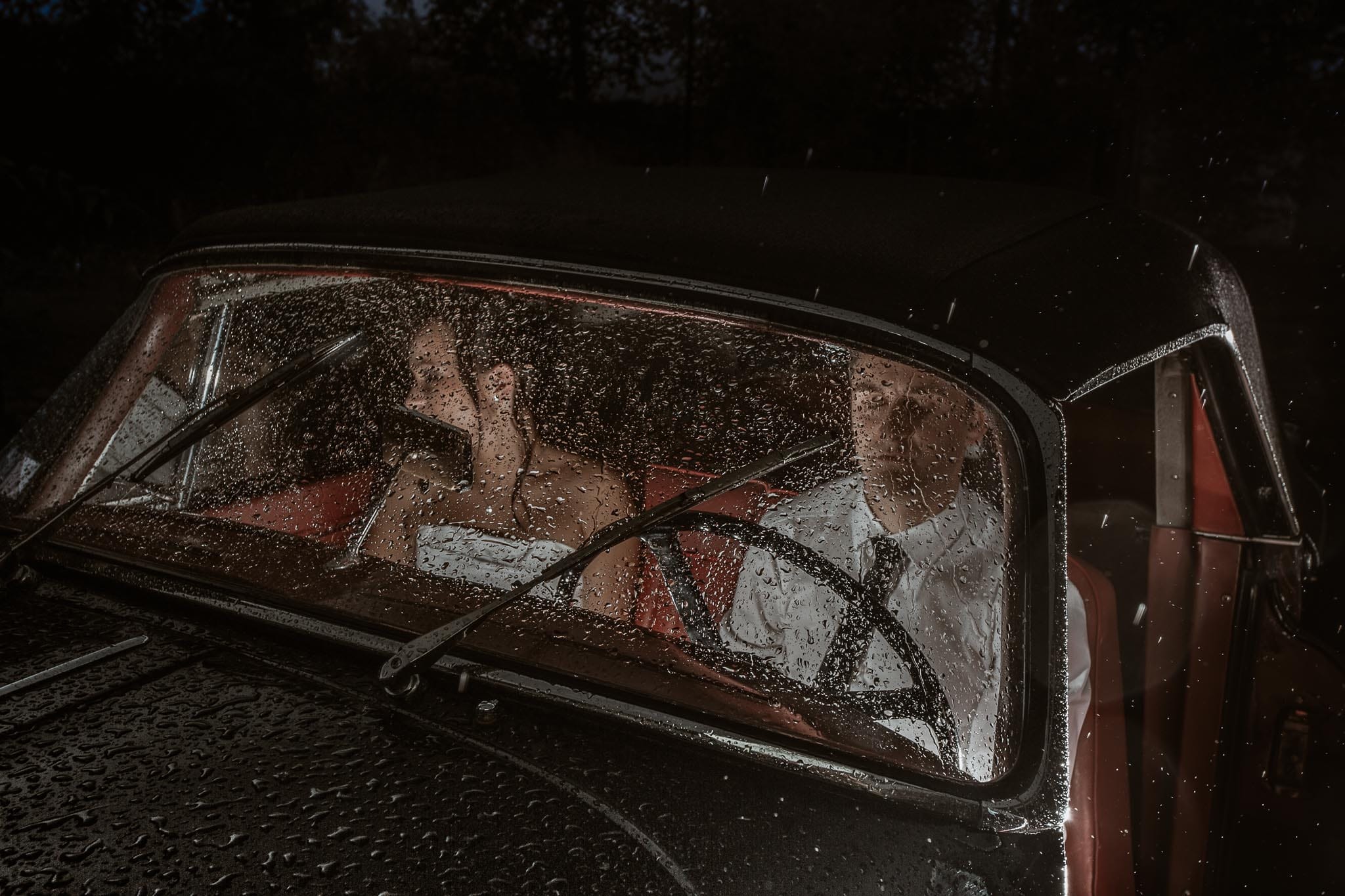 photo d’une séance de couple cinématographique avec une Jaguar ancienne de collection à Nantes par Geoffrey Arnoldy photographe