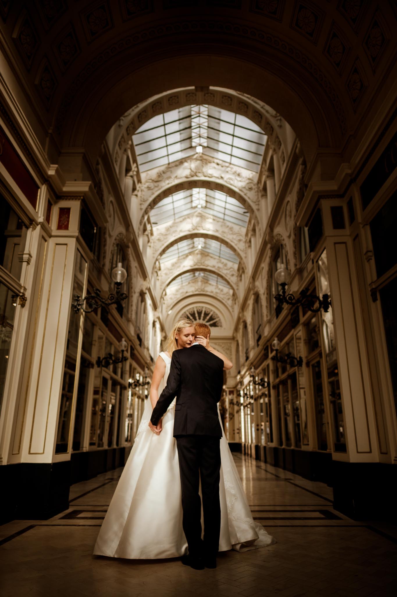 photo d’une séance de couple day-after romantique & onirique inspirée des univers de la mode et de la littérature au Passage Pommeraye à Nantes par Geoffrey Arnoldy photographe