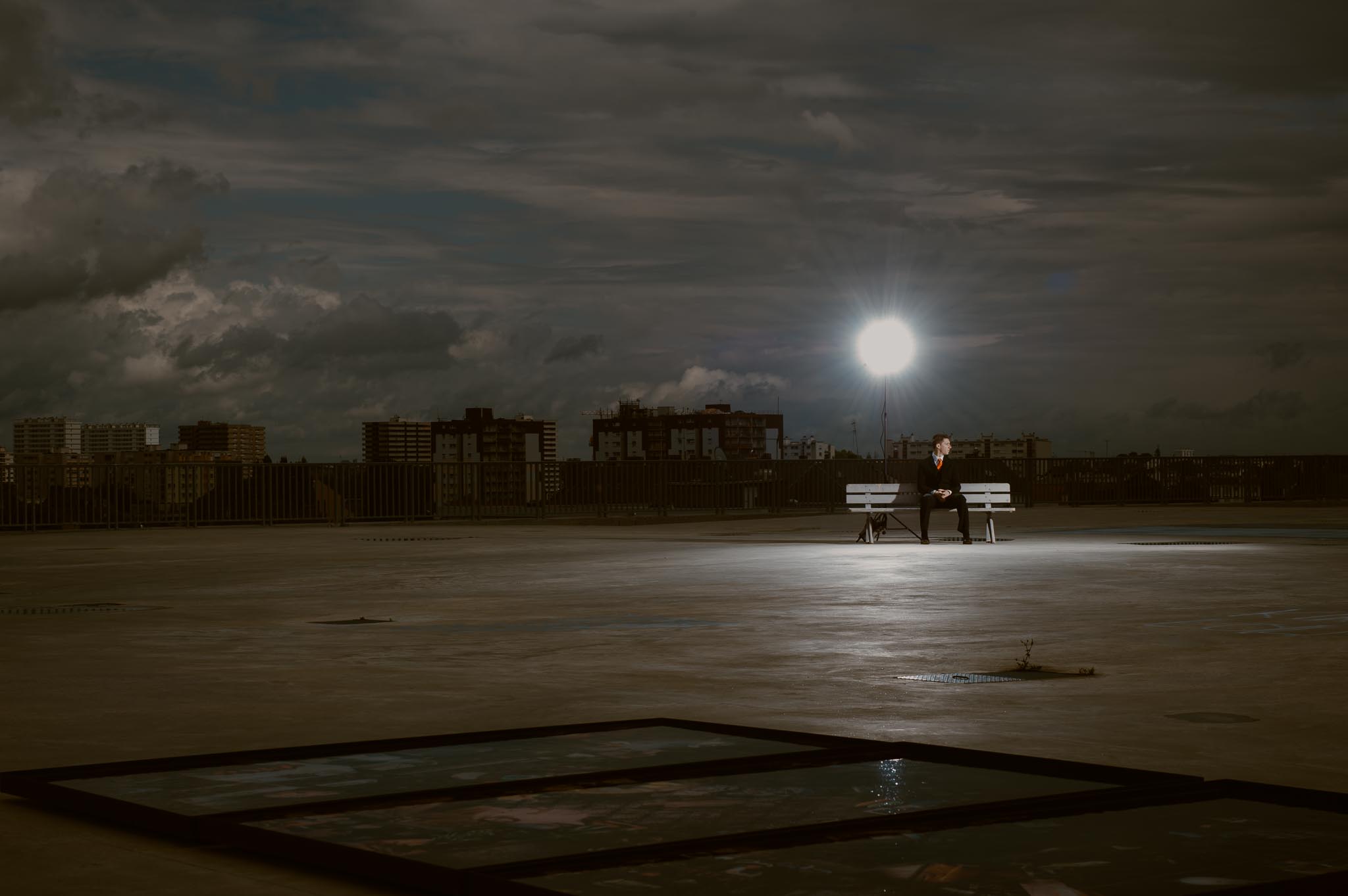 Séance couple après mariage graphique & poétique dans une ambiance industrielle près de Nantes par Geoffrey Arnoldy photographe