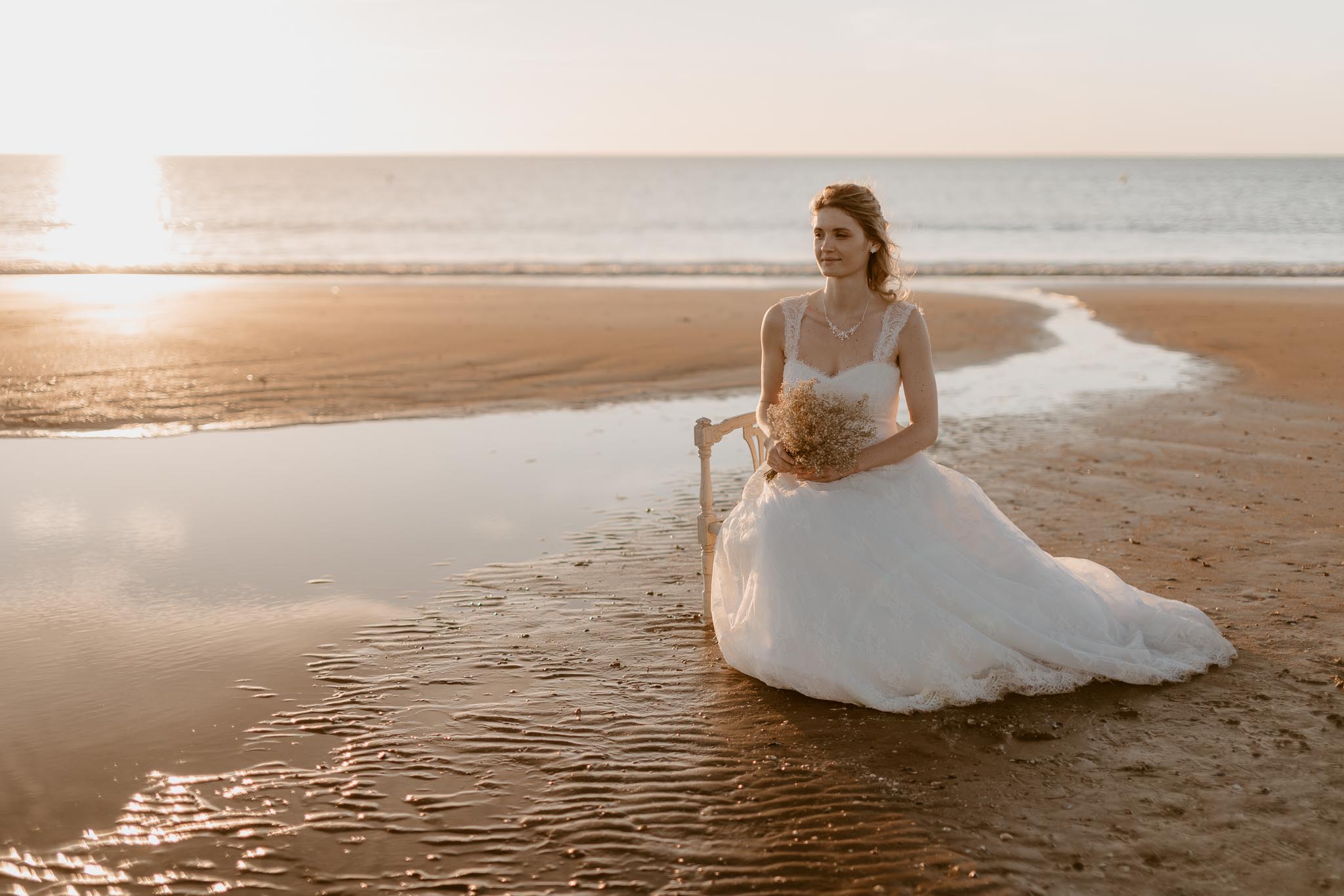 Séance couple après mariage mise en scène poétique et romantique sur la plage à Pornic par Geoffrey Arnoldy photographe