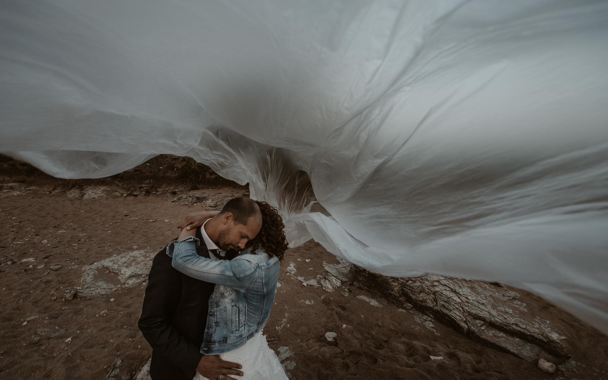 Séance couple artistique après mariage onirique & poétique sur la plage au bord de l’Océan près de la Baule par Geoffrey Arnoldy photographe