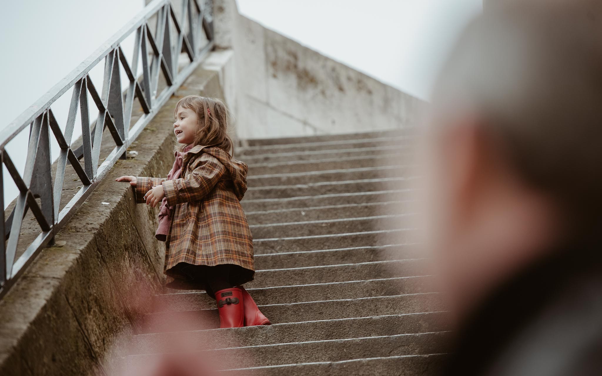 Séance photo de famille parents enfant en extérieur, à l’ambiance poétique et intemporelle en hiver à Paris par Geoffrey Arnoldy photographe