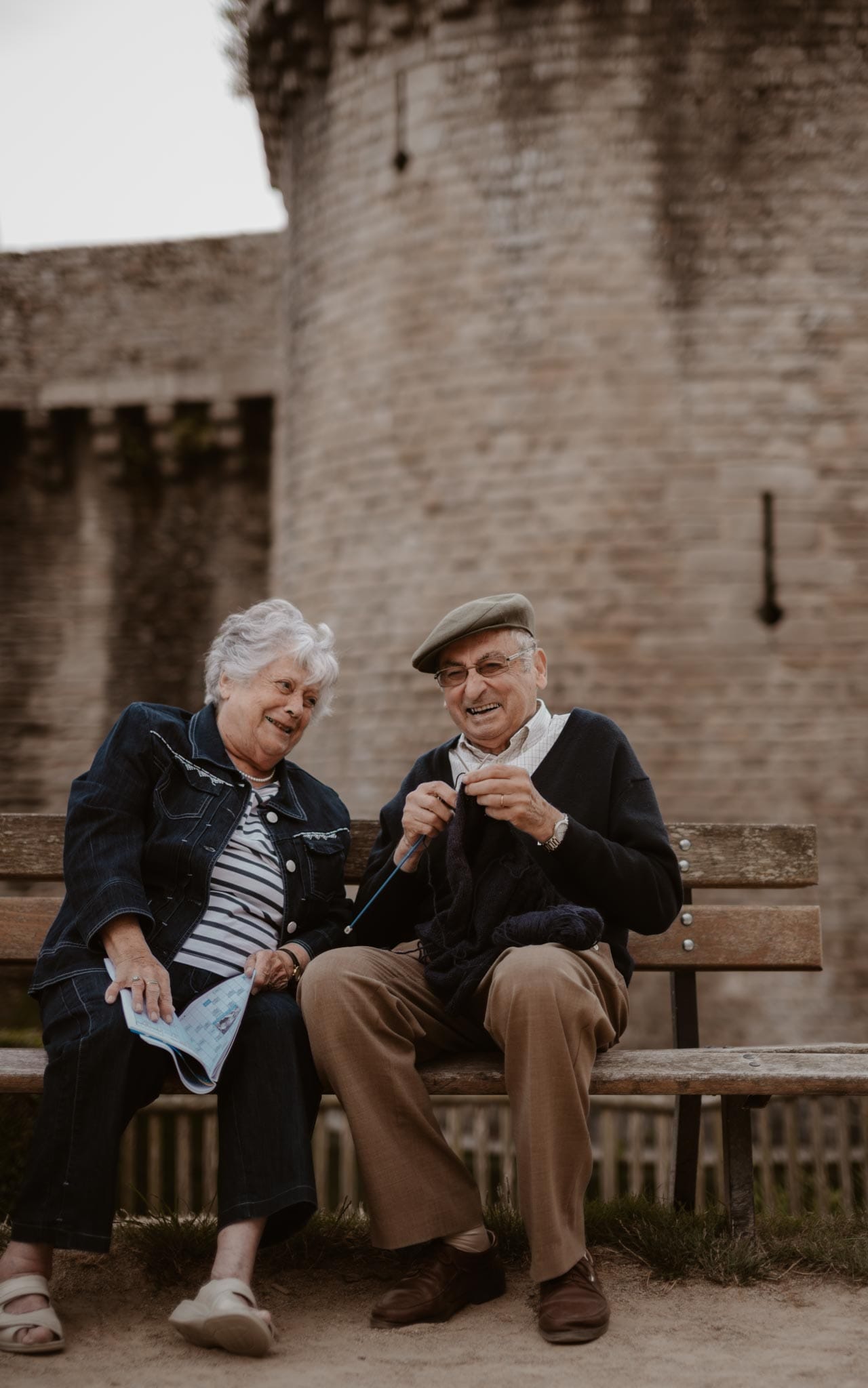 Séance photo lifestyle de grands-parents à Guérande et dans les marais salants par Geoffrey Arnoldy photographe