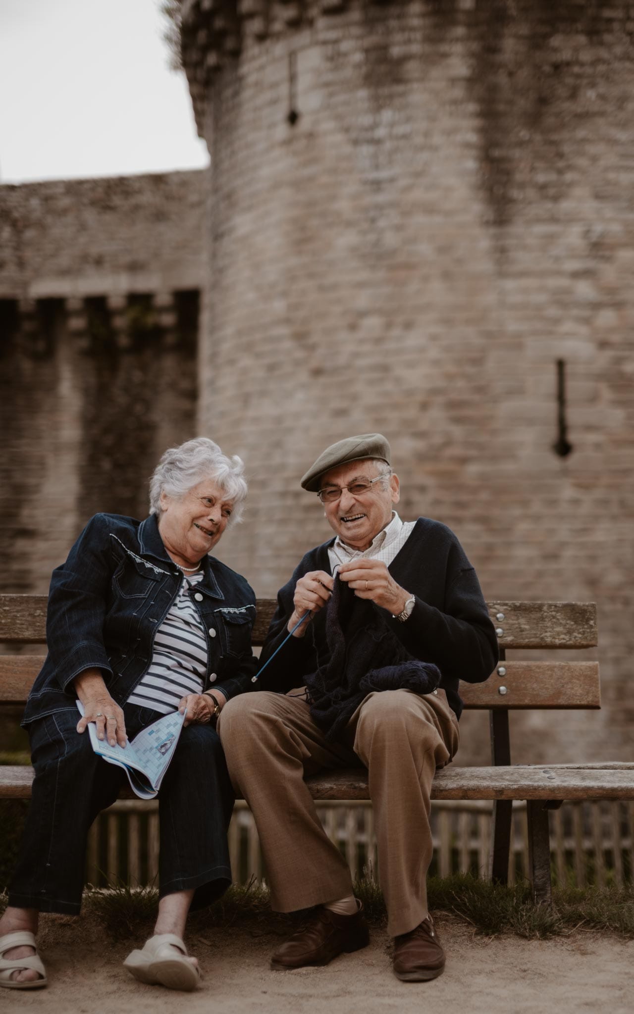 Séance photo lifestyle de grands-parents à Guérande et dans les marais salants par Geoffrey Arnoldy photographe