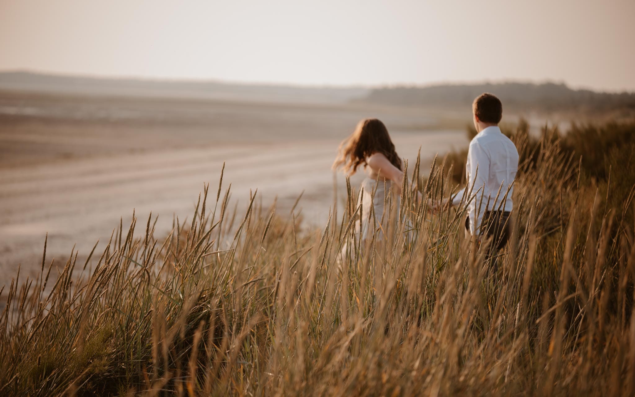 séance engagement romantique d’un couple sur la plage en côte d’Opale par Geoffrey Arnoldy photographe