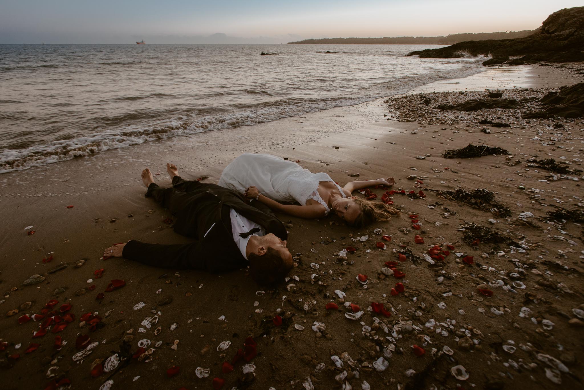 photo d’une séance de couple trash the dress poétique & romantique sur la plage au bord de l’océan à Saint Nazaire par Geoffrey Arnoldy photographe