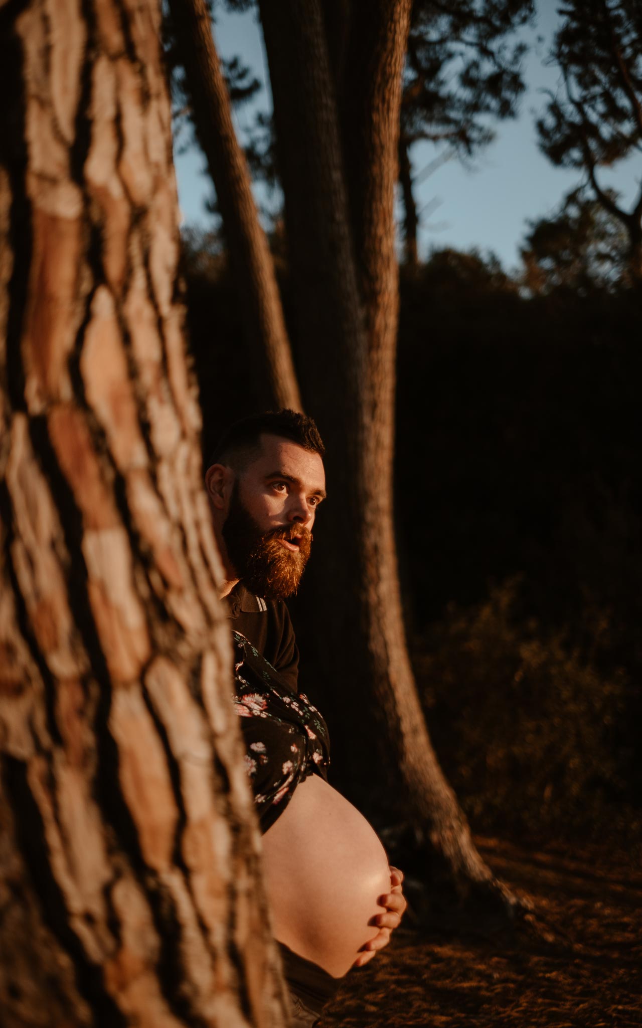 Séance photo de grossesse et futurs parents en extérieur, à l’ambiance poétique et humoristique, en forêt près de la Baule par Geoffrey Arnoldy photographe