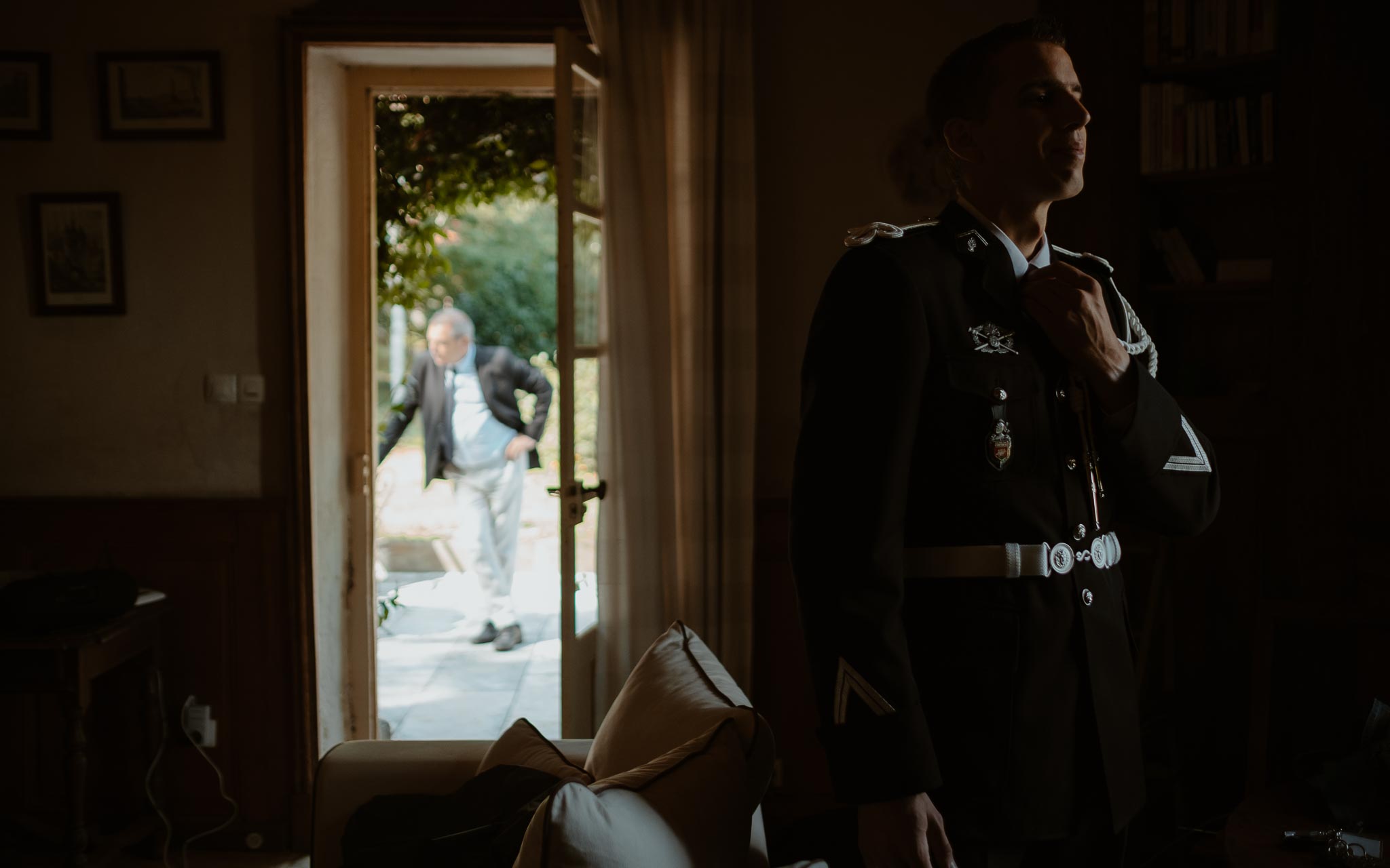 photographies d’une mariée chic et d’un gendarme à Angers et Durval