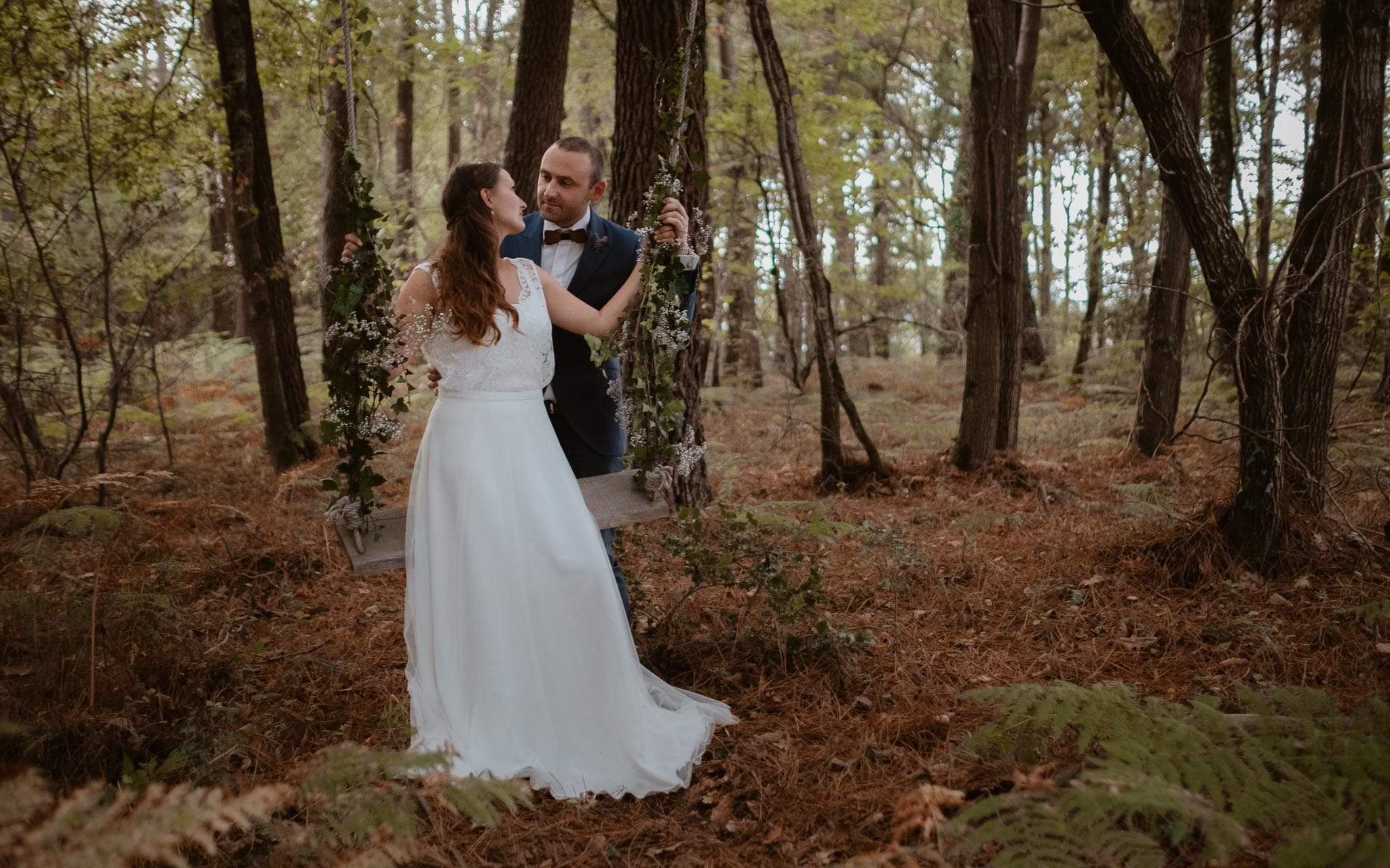 Séance couple après mariage naturelle et romantique dans une forêt en Vendée par Geoffrey Arnoldy photographe