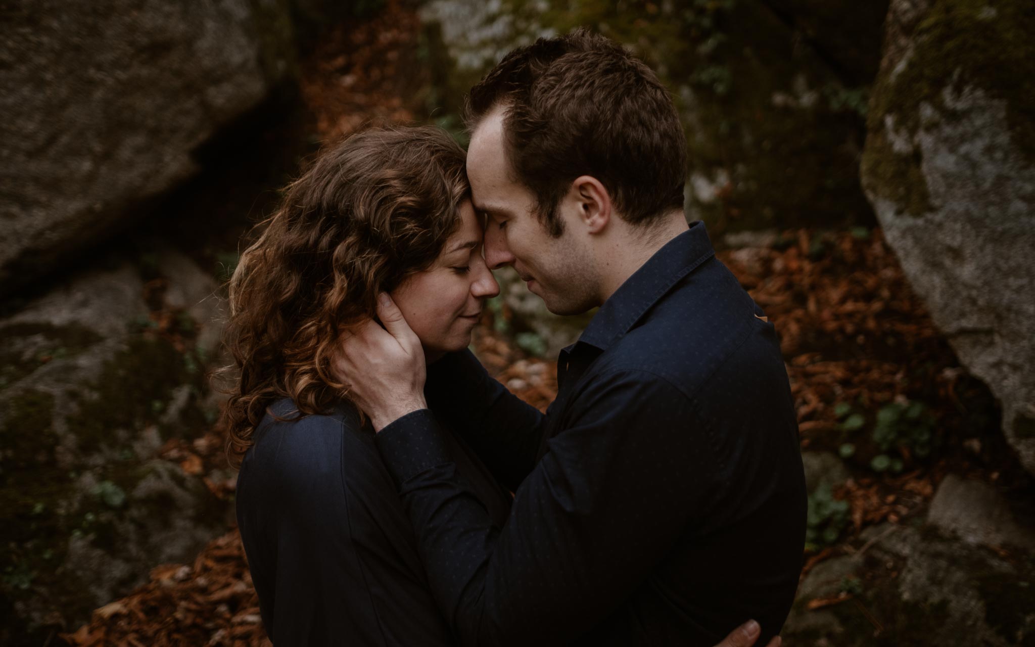 Séance photo de grossesse et futurs parents en extérieur, à l’ambiance poétique, en forêt près de Clisson par Geoffrey Arnoldy photographe