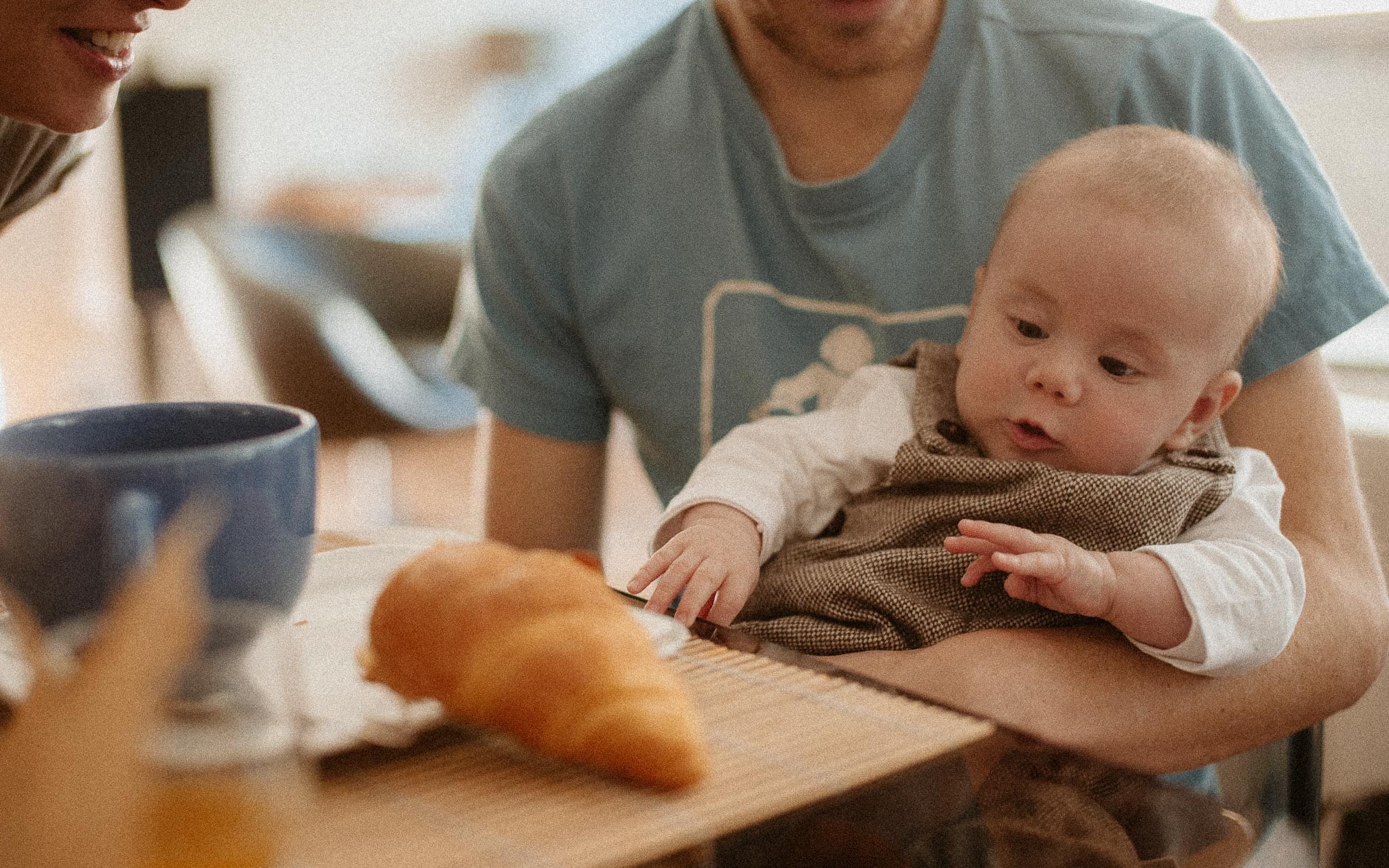 Séance photo lifestyle de famille de jeunes parents et d’un bébé en région parisienne à Saint Germain en Laye par Geoffrey Arnoldy photographe