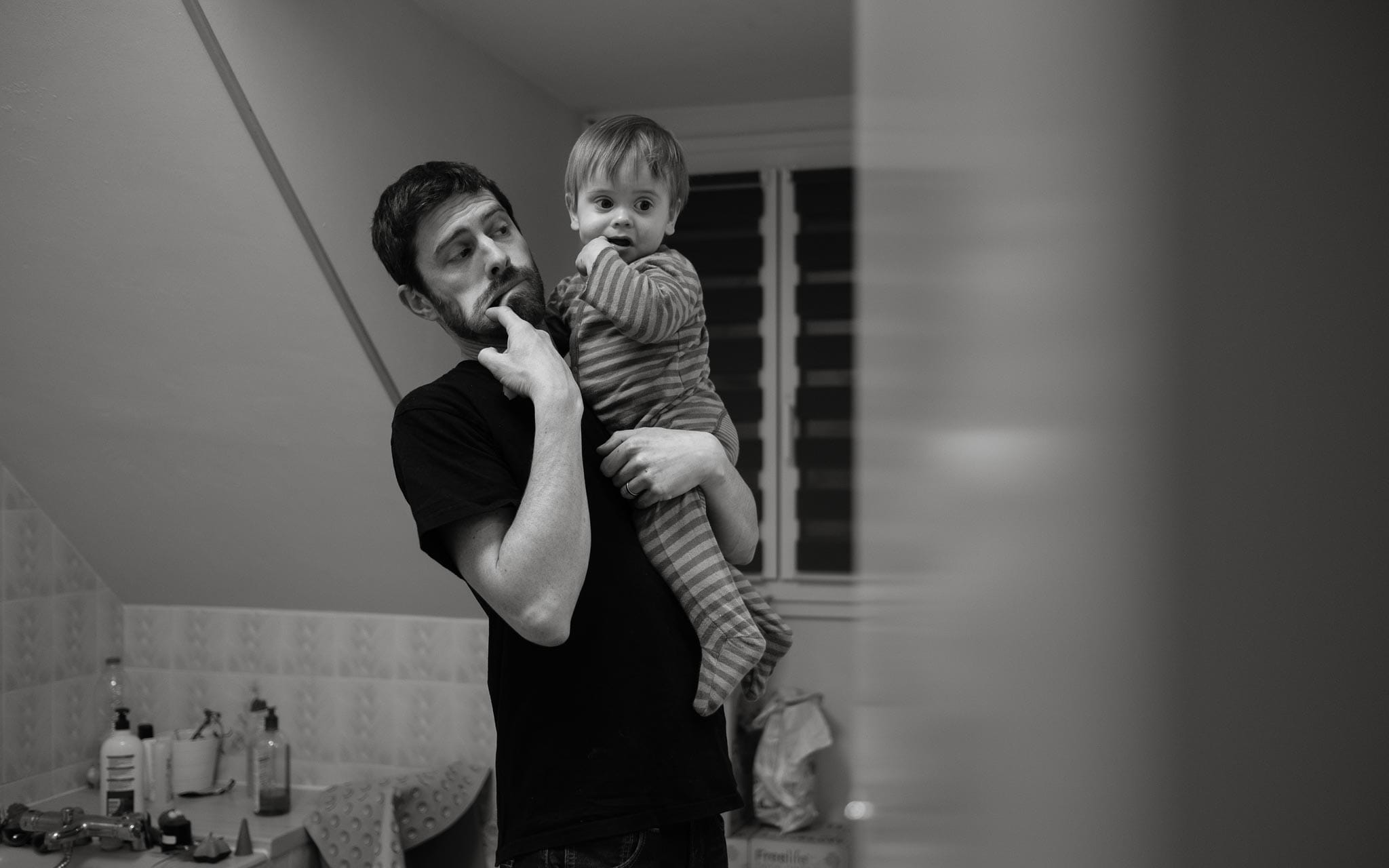 Séance photo lifestyle de reportage à domicile d’une famille à Nantes par Geoffrey Arnoldy photographe