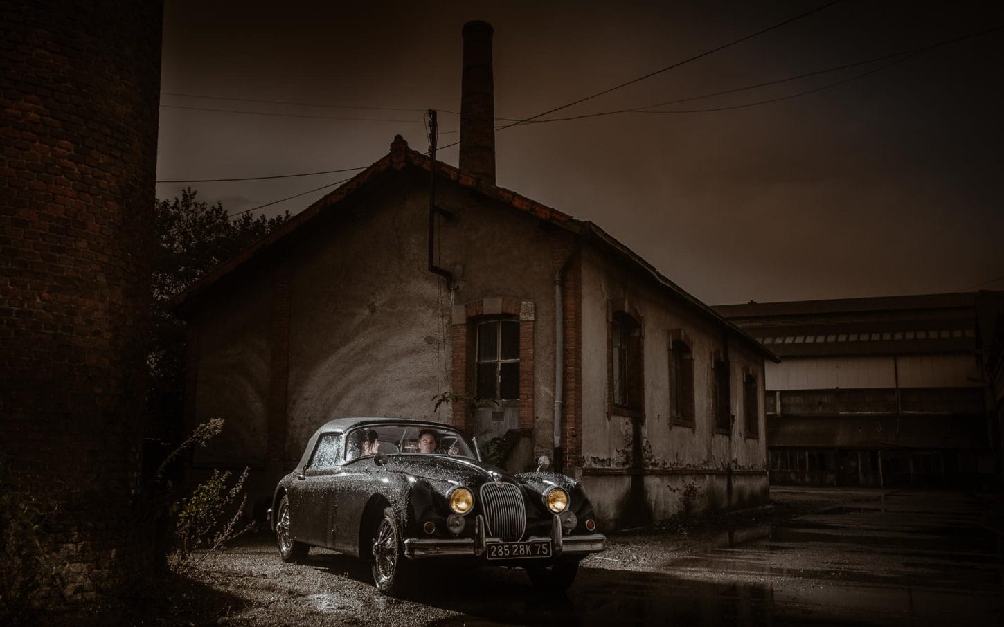 photo d’une séance de couple cinématographique avec une Jaguar ancienne de collection à Nantes par Geoffrey Arnoldy photographe