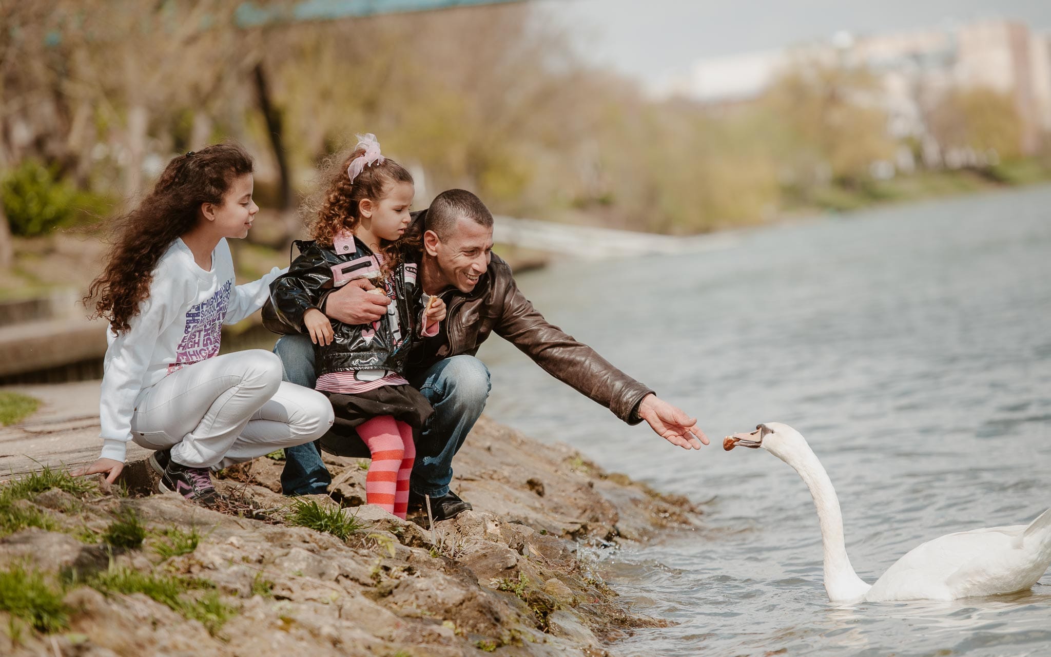 Séance photo lifestyle de famille d’un papa et des deux filles en région parisienne à bry sur marne par Geoffrey Arnoldy photographe