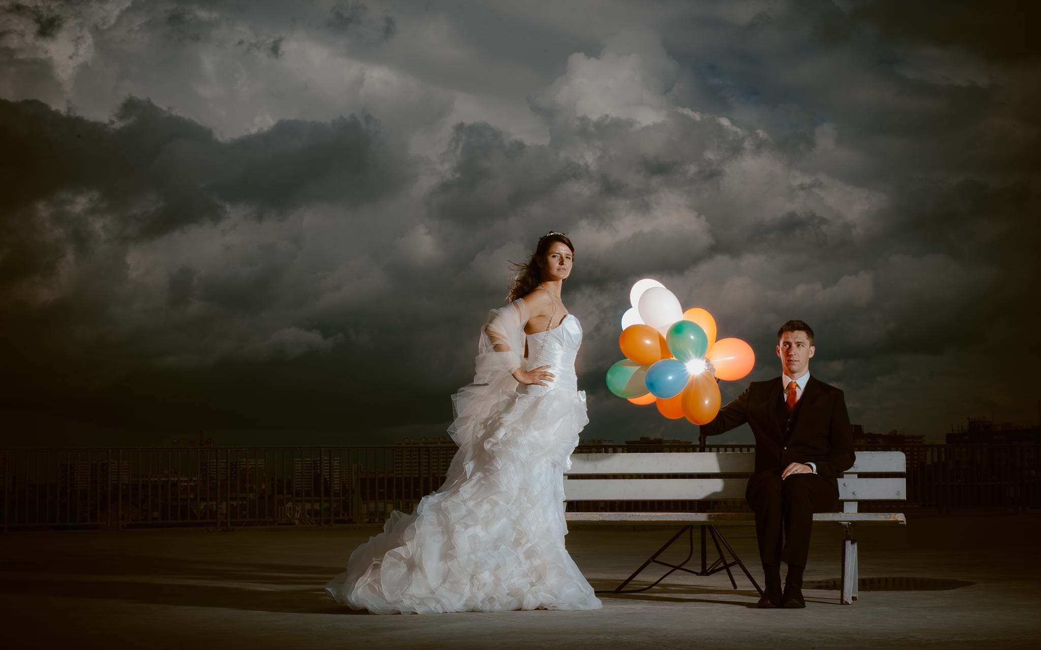 Séance couple après mariage graphique & poétique dans une ambiance industrielle près de Nantes par Geoffrey Arnoldy photographe