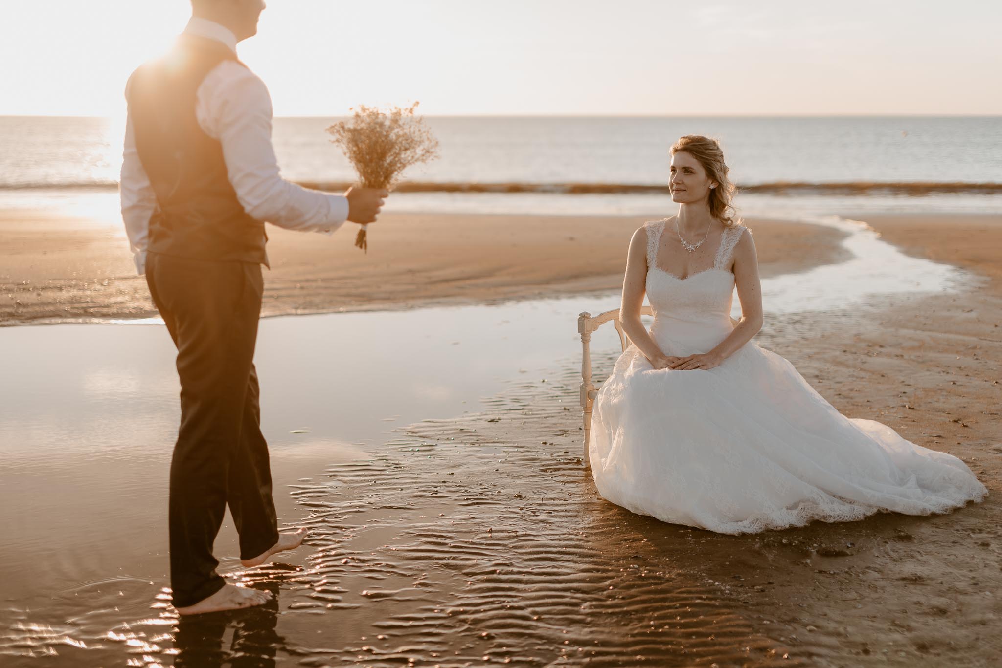 Séance couple après mariage mise en scène poétique et romantique sur la plage à Pornic par Geoffrey Arnoldy photographe