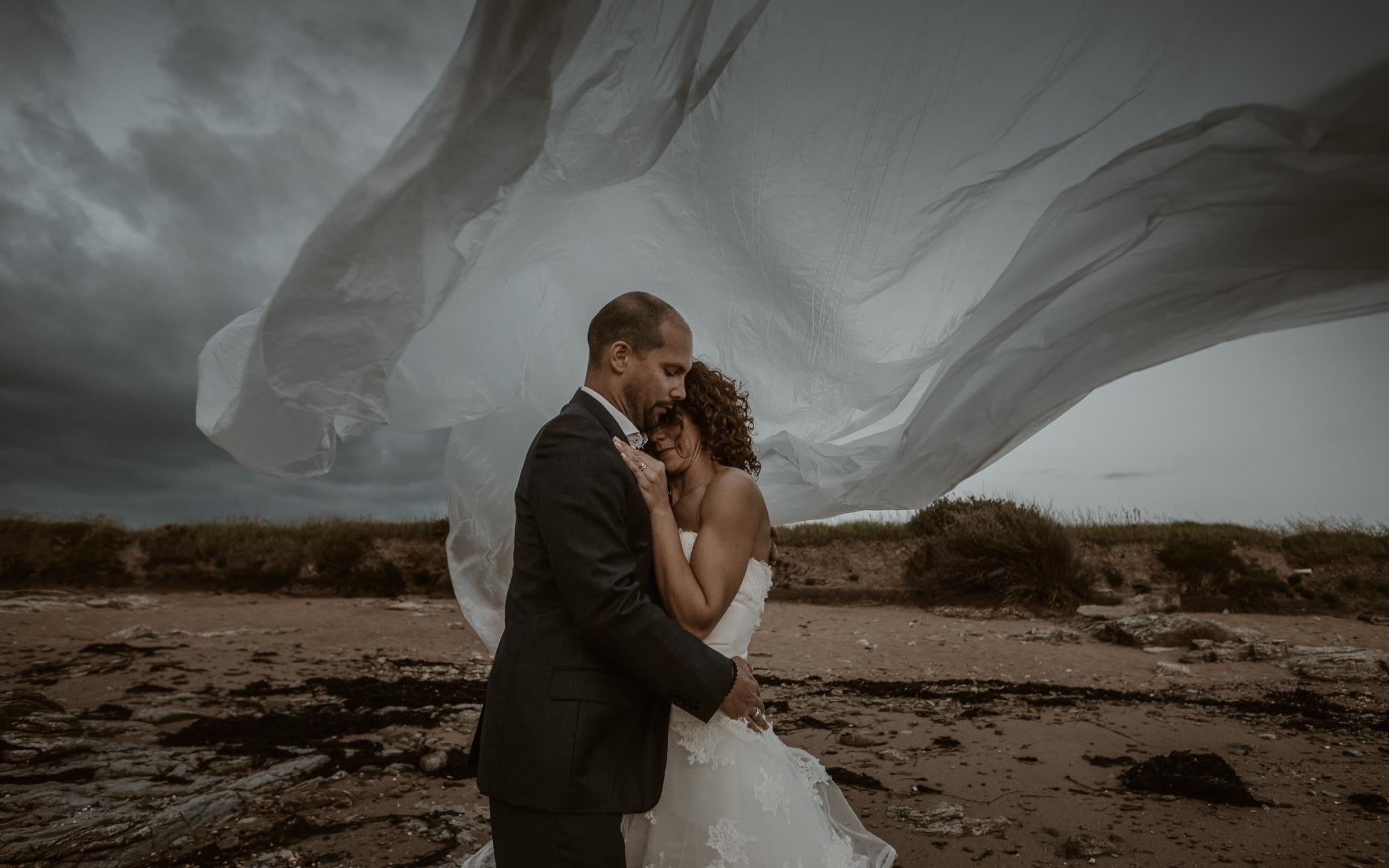 Séance couple artistique après mariage onirique & poétique sur la plage au bord de l’Océan près de la Baule par Geoffrey Arnoldy photographe