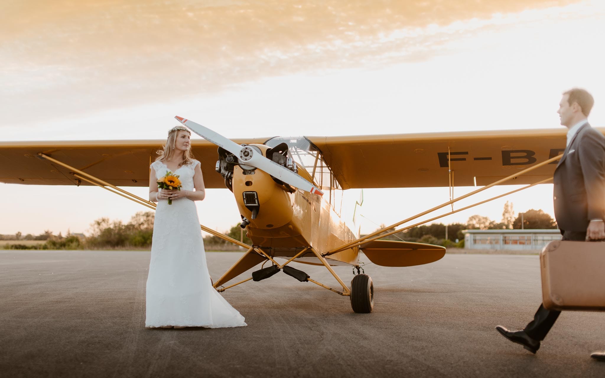 photo d’une séance de couple day-after poétique & romantique sur le thème du voyage à l’aérodrome d’Ancenis par Geoffrey Arnoldy photographe