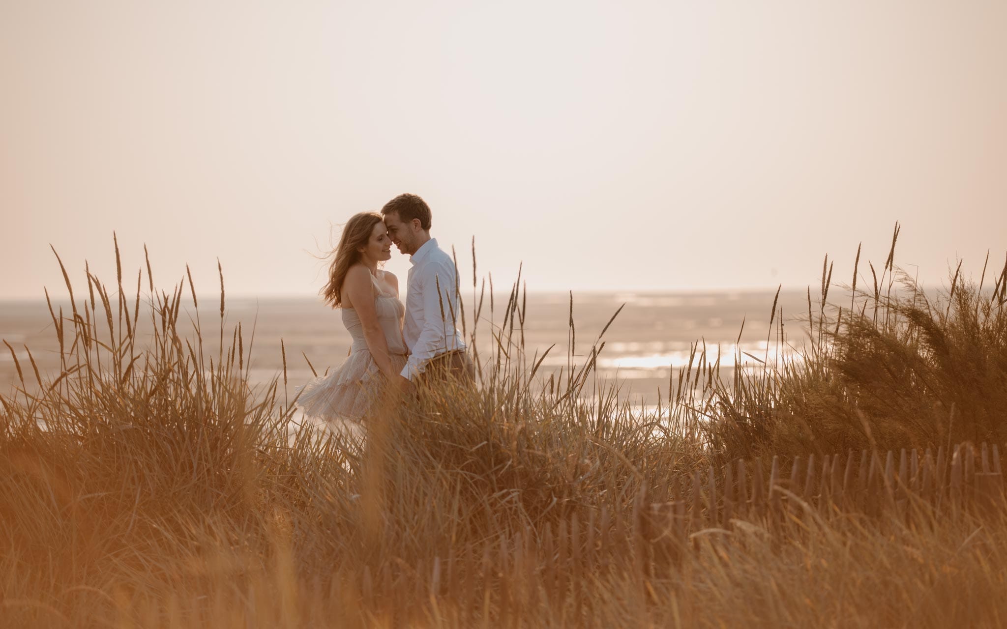 séance engagement romantique d’un couple sur la plage en côte d’Opale par Geoffrey Arnoldy photographe