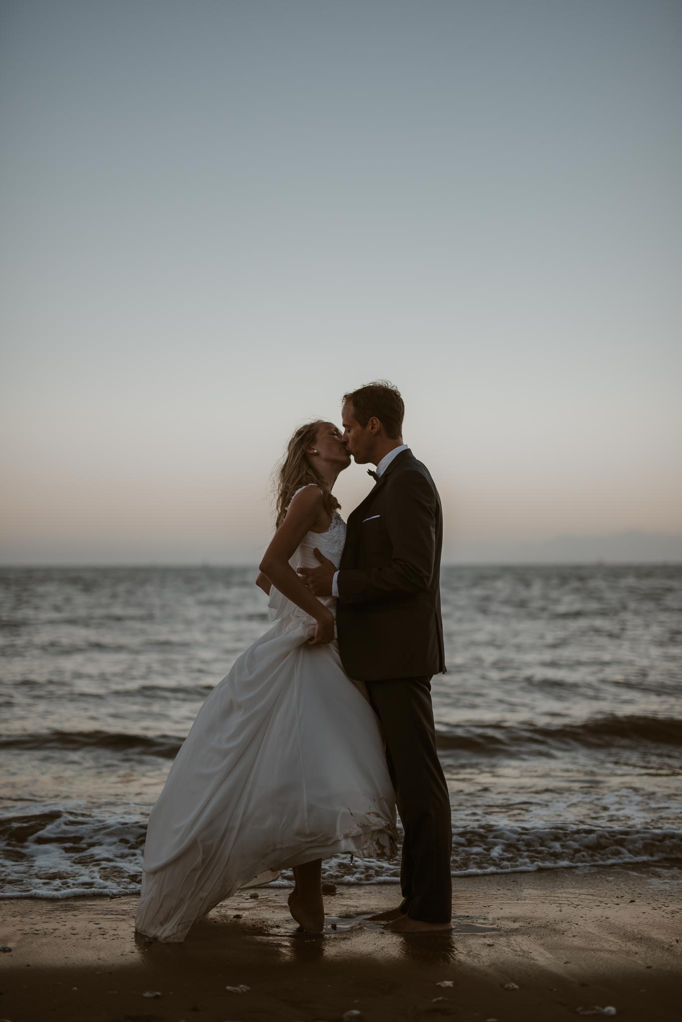 photo d’une séance couple day-after poétique & romantique sur la plage au bord de l’océan à Saint Nazaire par Geoffrey Arnoldy photographe