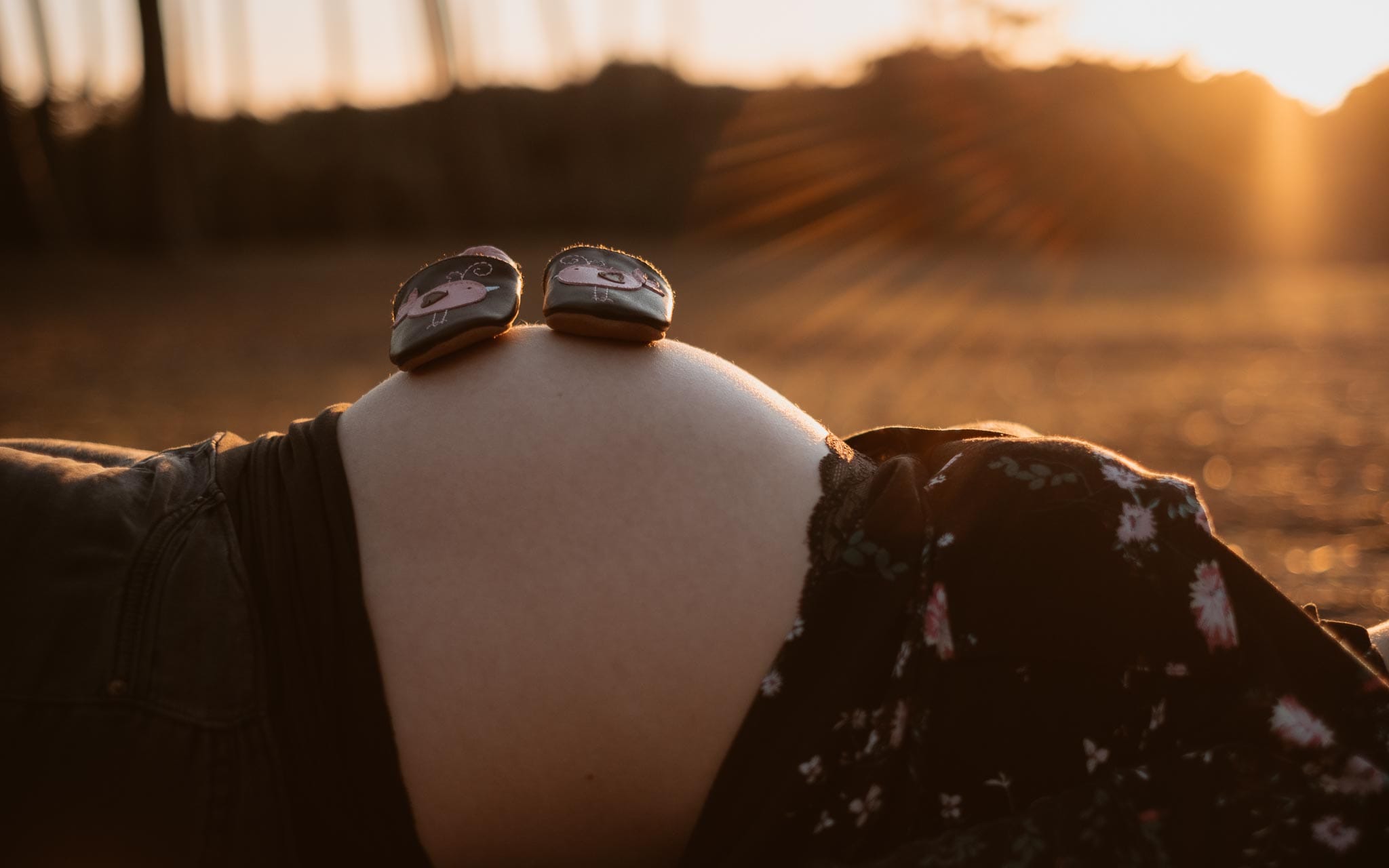 Séance photo de grossesse et futurs parents en extérieur, à l’ambiance poétique et humoristique, en forêt près de la Baule par Geoffrey Arnoldy photographe