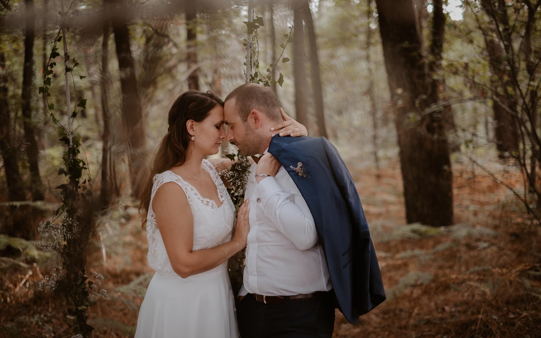 Séance couple après mariage naturelle et romantique dans une forêt en Vendée par Geoffrey Arnoldy photographe