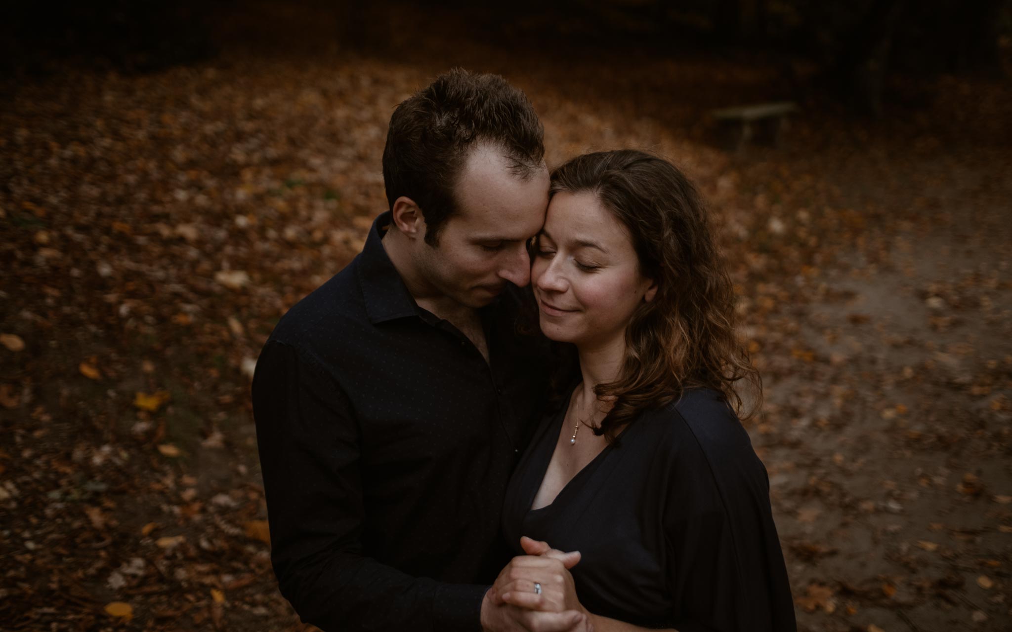 Séance photo de grossesse et futurs parents en extérieur, à l’ambiance poétique, en forêt près de Clisson par Geoffrey Arnoldy photographe