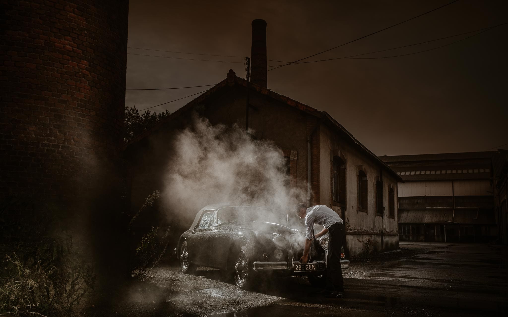 photo d’une séance de couple cinématographique avec une Jaguar ancienne de collection à Nantes par Geoffrey Arnoldy photographe