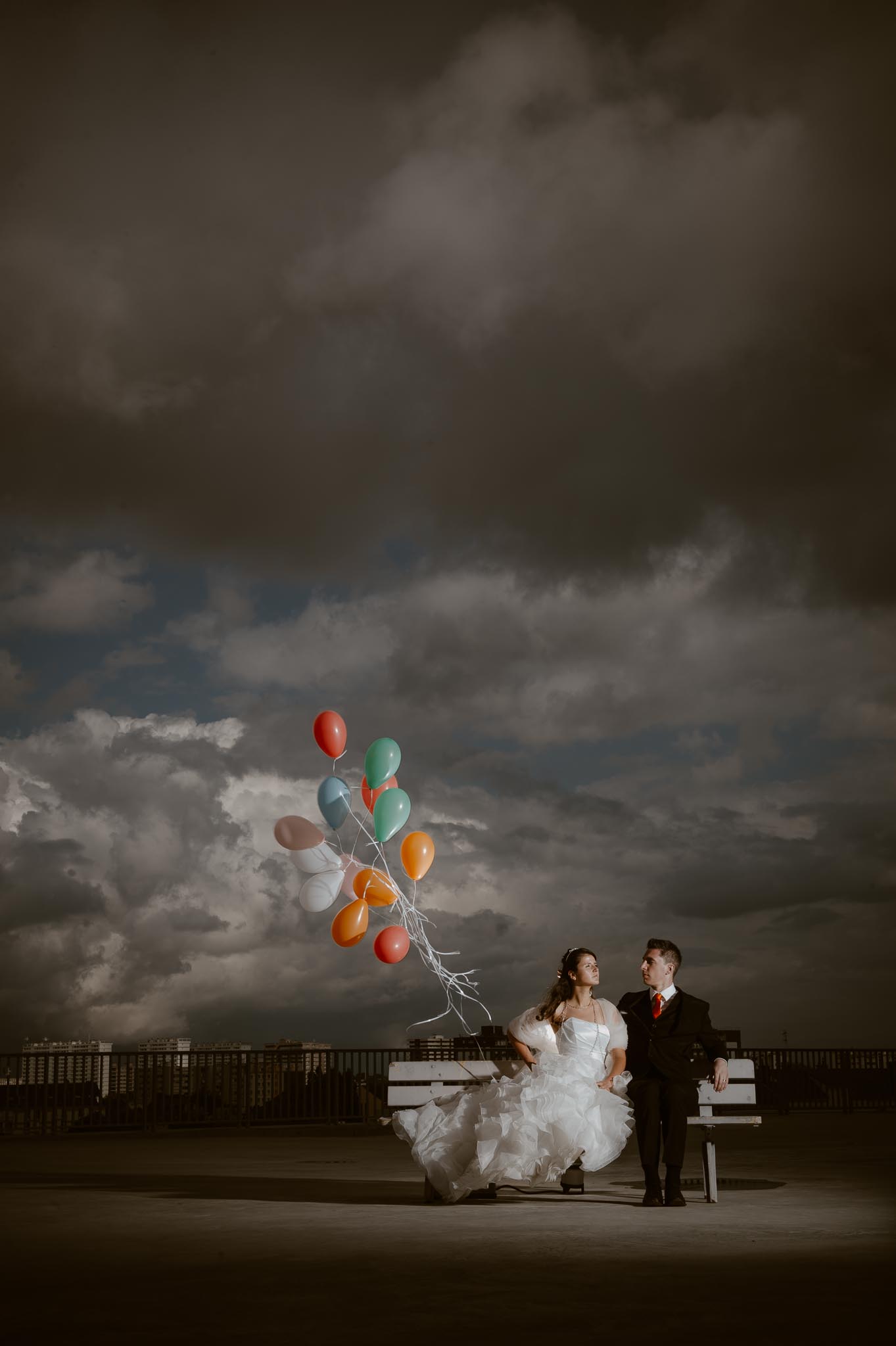 Séance couple après mariage graphique & poétique dans une ambiance industrielle près de Nantes par Geoffrey Arnoldy photographe