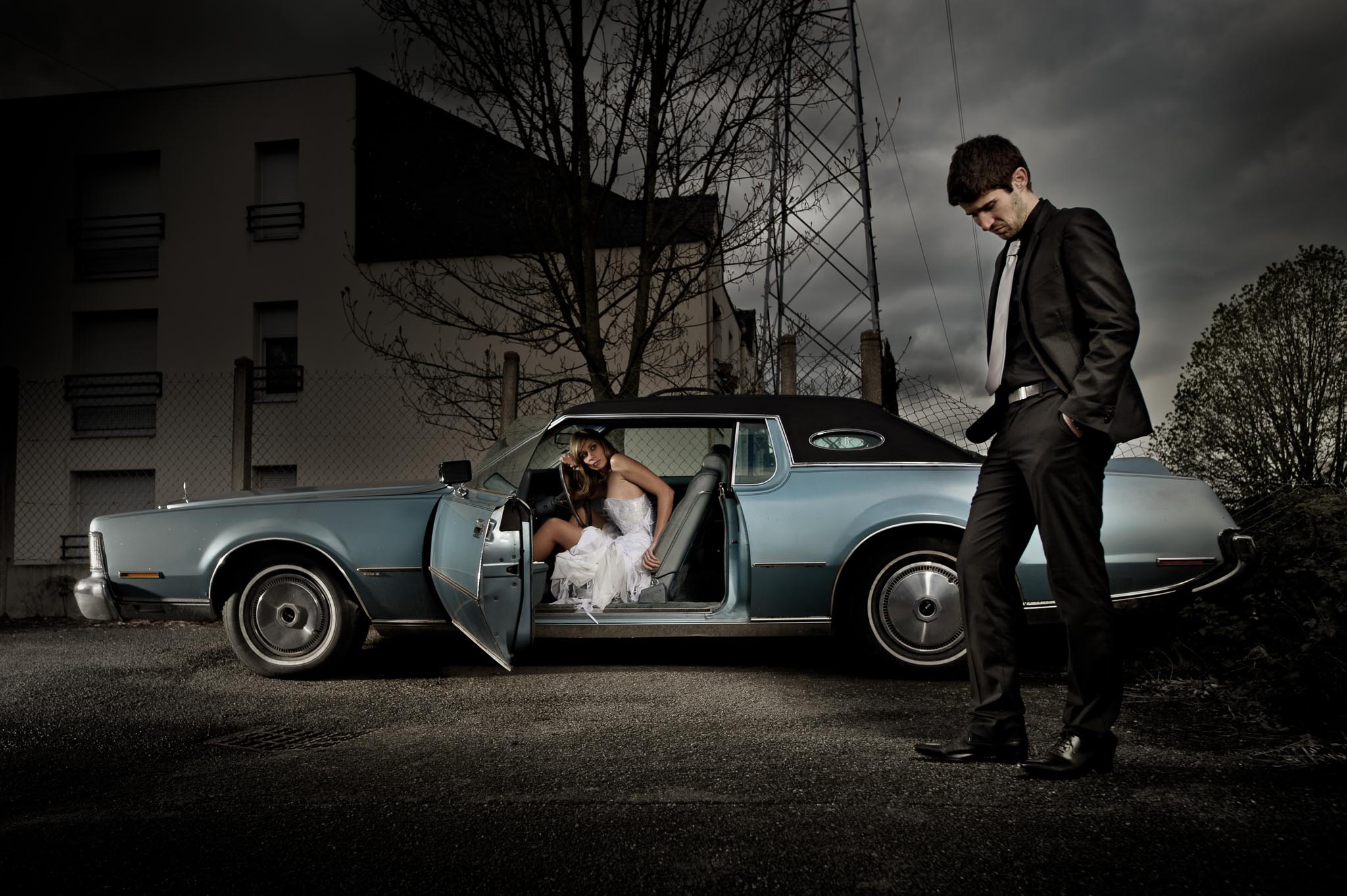 photo d’une séance de couple cinématographique avec une voiture vintage américaine à Nantes par Geoffrey Arnoldy photographe