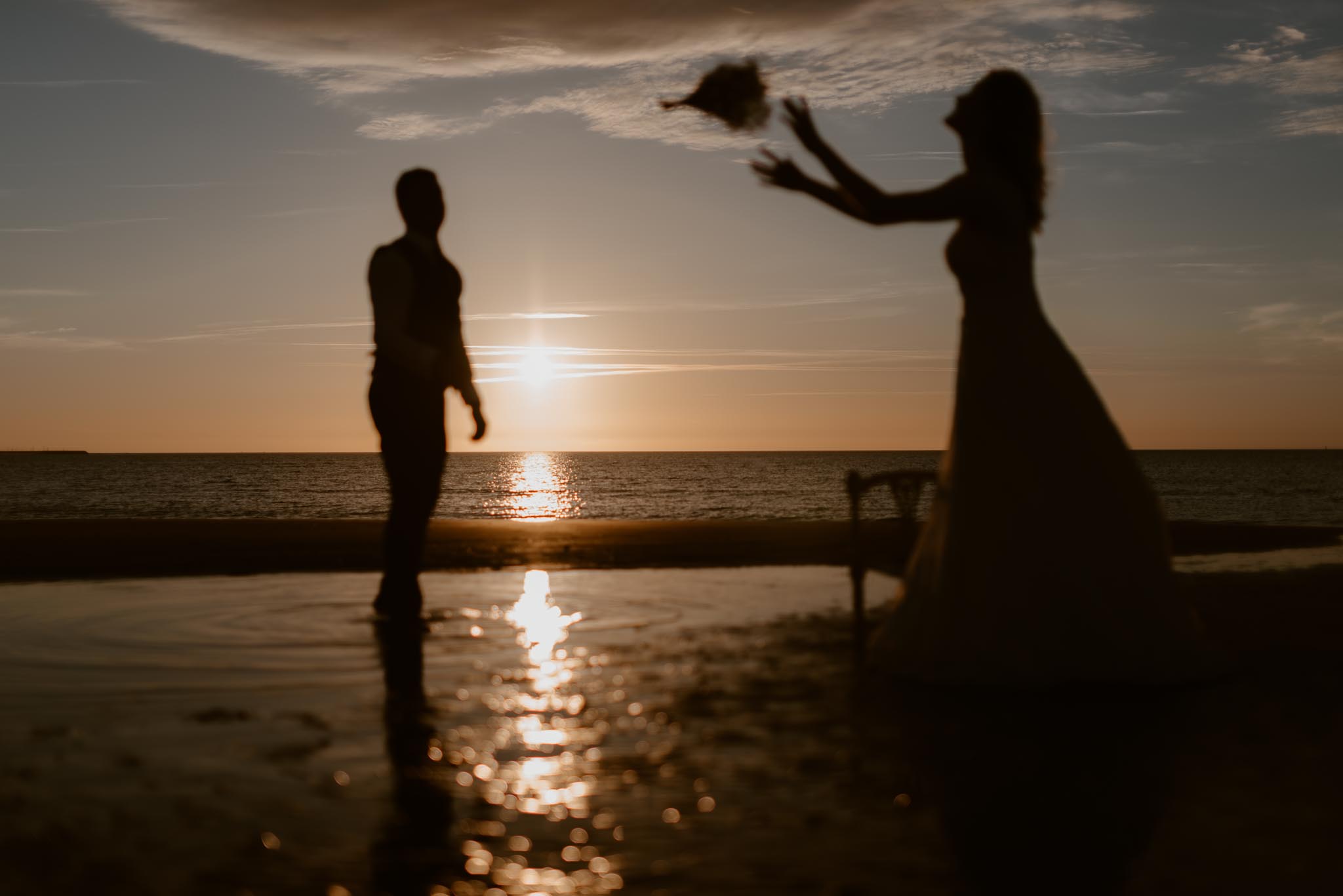 Séance couple après mariage mise en scène poétique et romantique sur la plage à Pornic au coucher de soleil par Geoffrey Arnoldy photographe